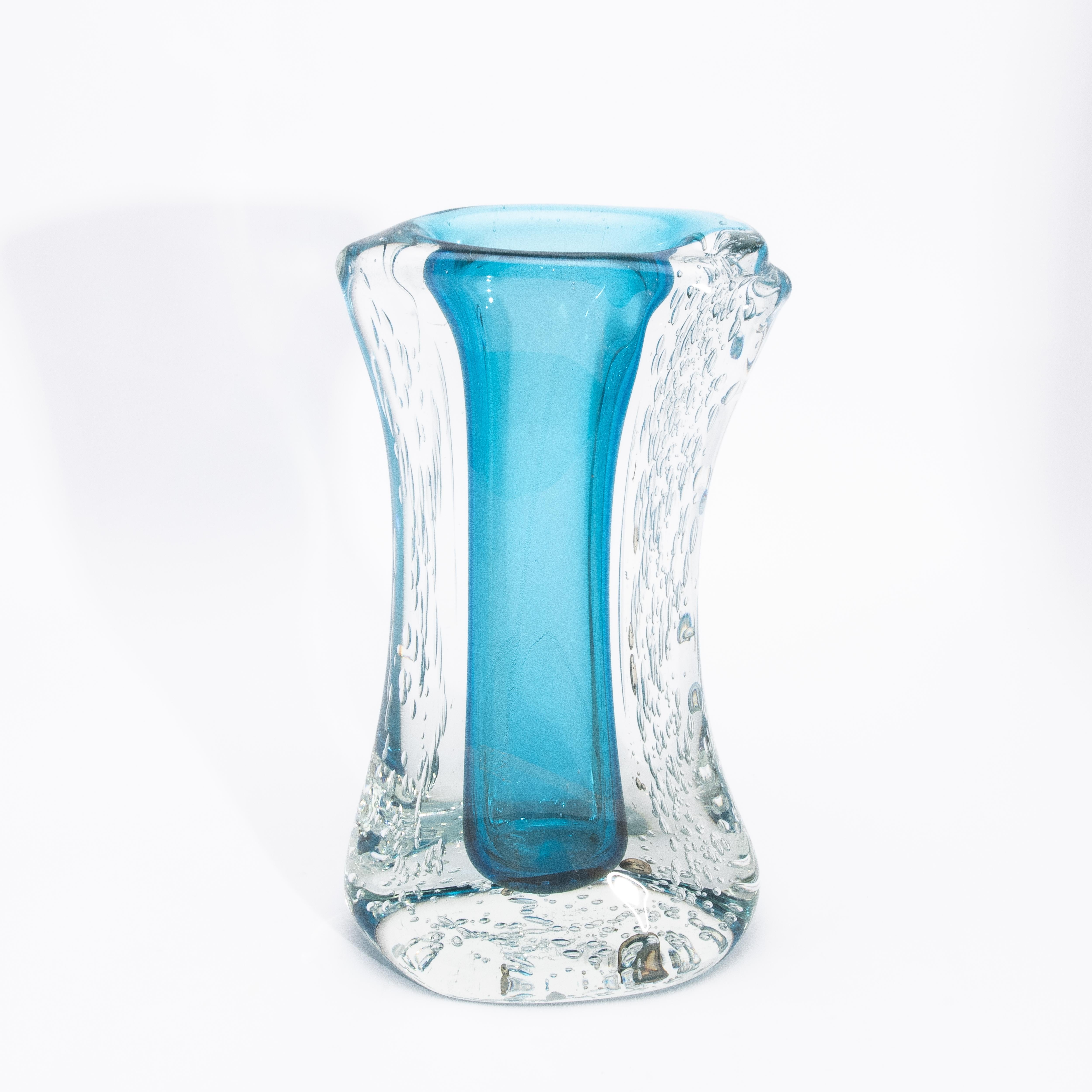 Handgeblasene moderne geriffelte Murano-Vase in Aquamarinblau mit Blasen (21. Jahrhundert und zeitgenössisch) im Angebot