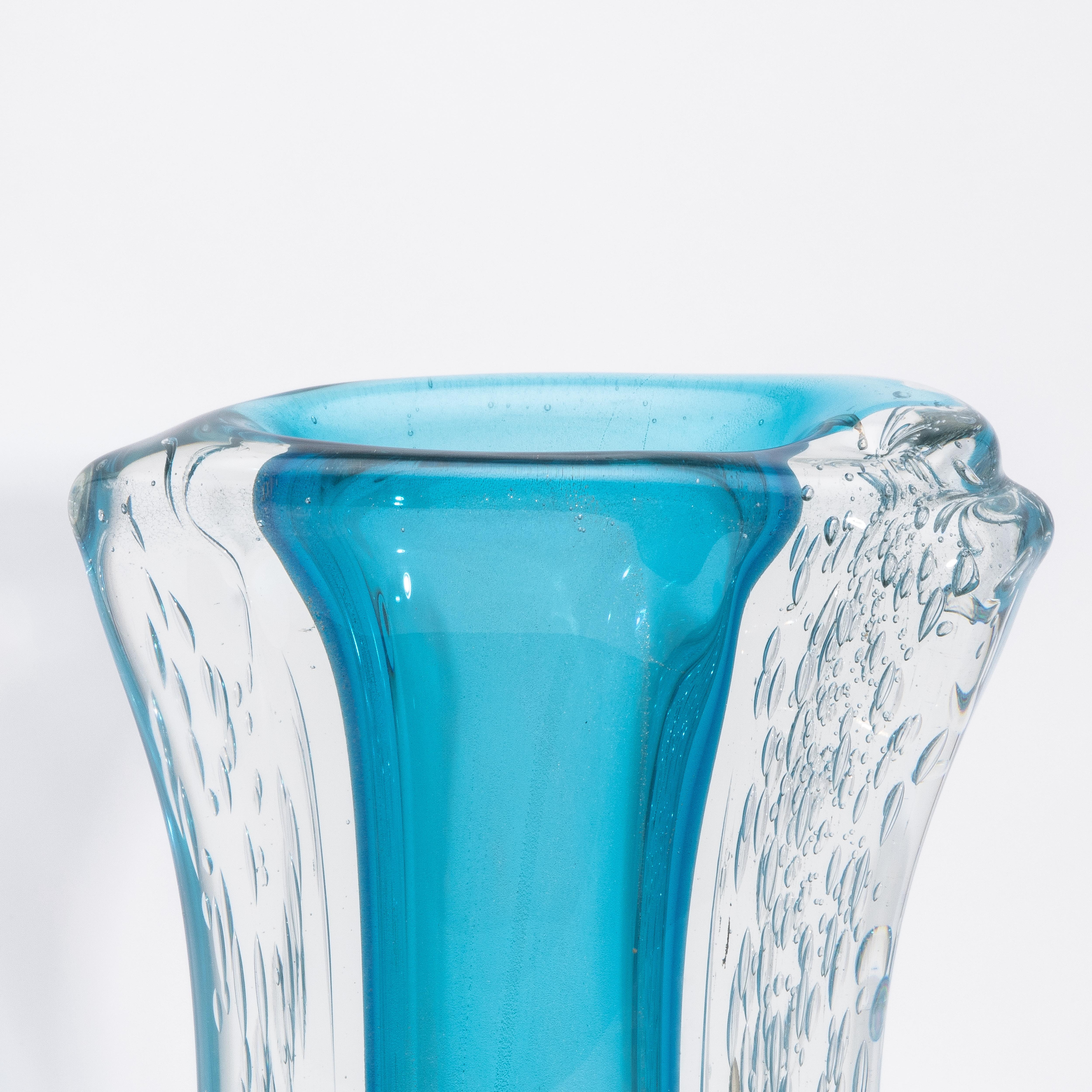 Handgeblasene moderne geriffelte Murano-Vase in Aquamarinblau mit Blasen (Muranoglas) im Angebot