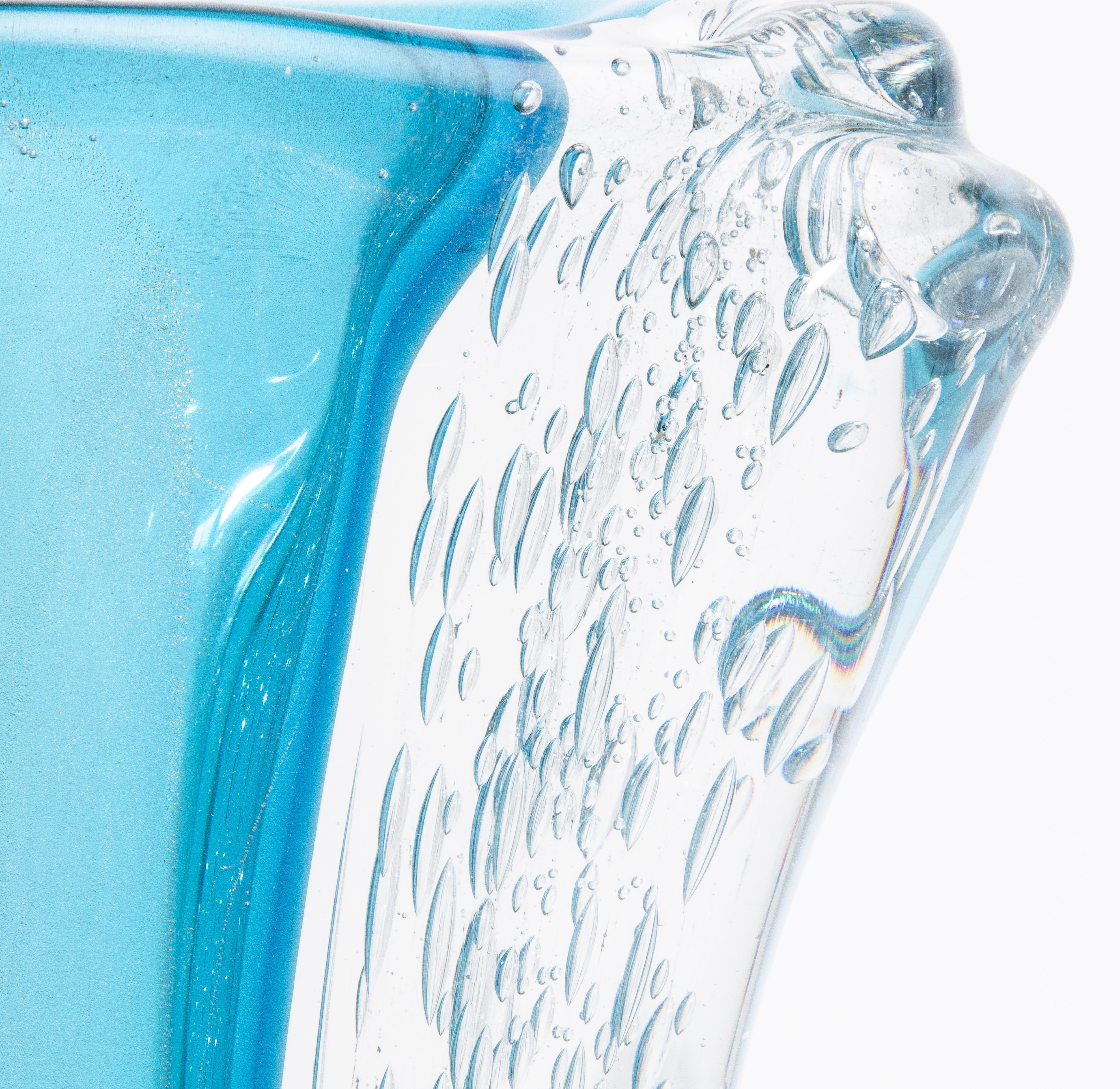 Handgeblasene moderne geriffelte Murano-Vase in Aquamarinblau mit Blasen im Angebot 1