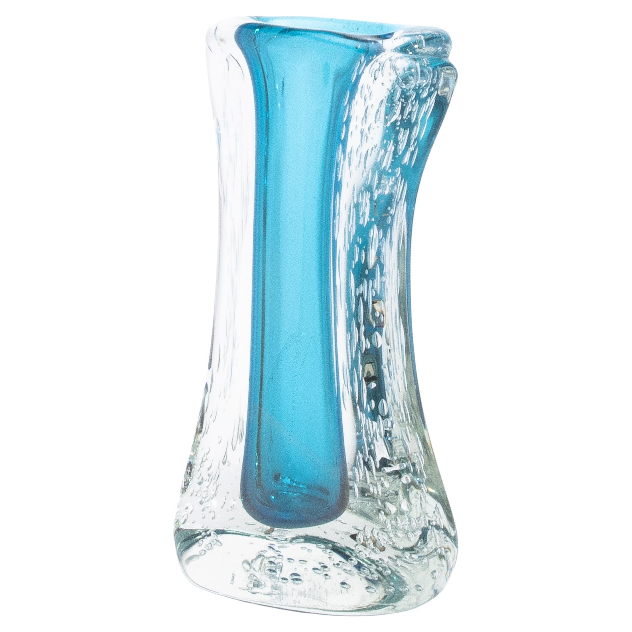Vaso fluido moderno di Murano soffiato a mano in blu acquamarina con bollicine
