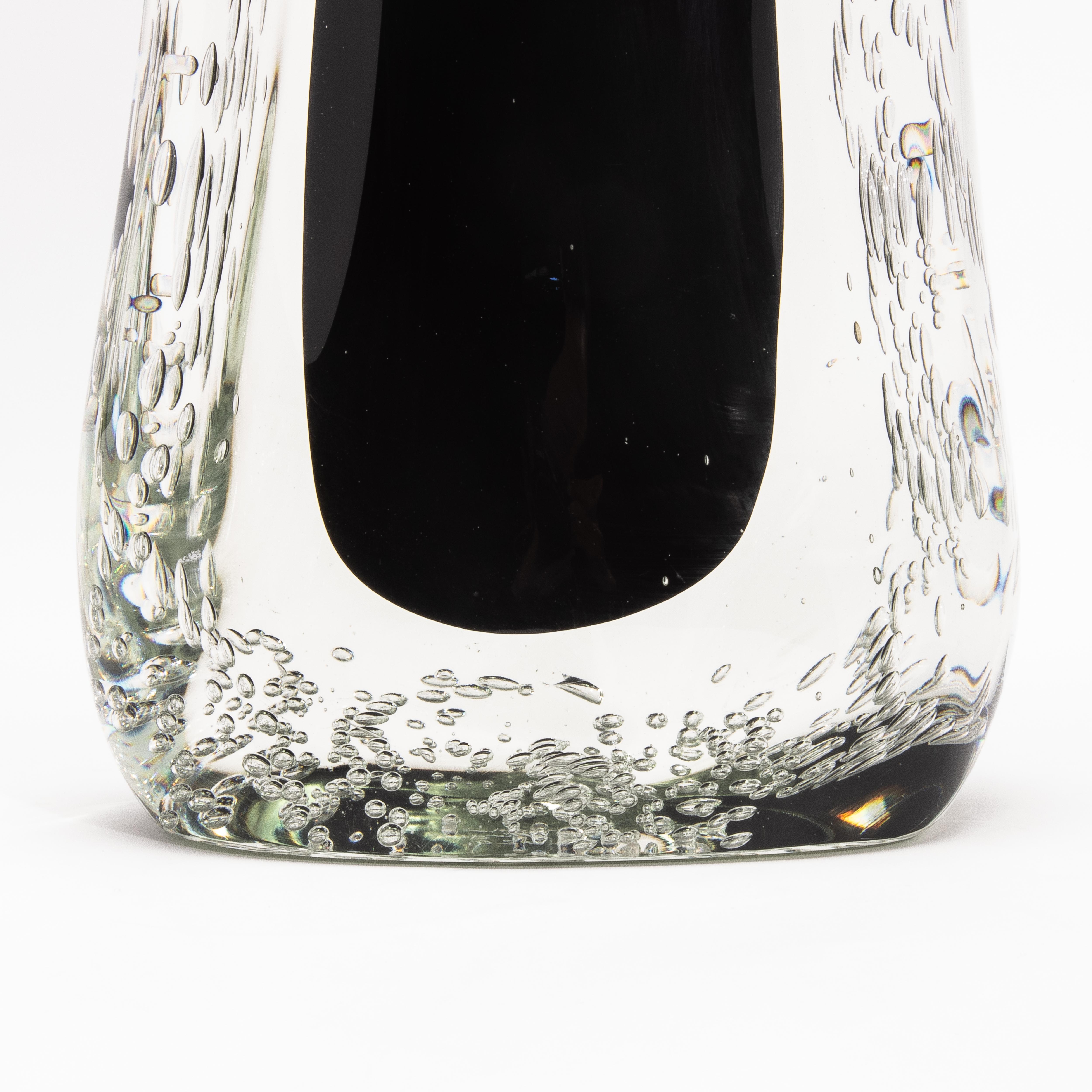 Vase fluide moderne en noir onyx avec bulles, soufflé à la main par Murano en vente 2