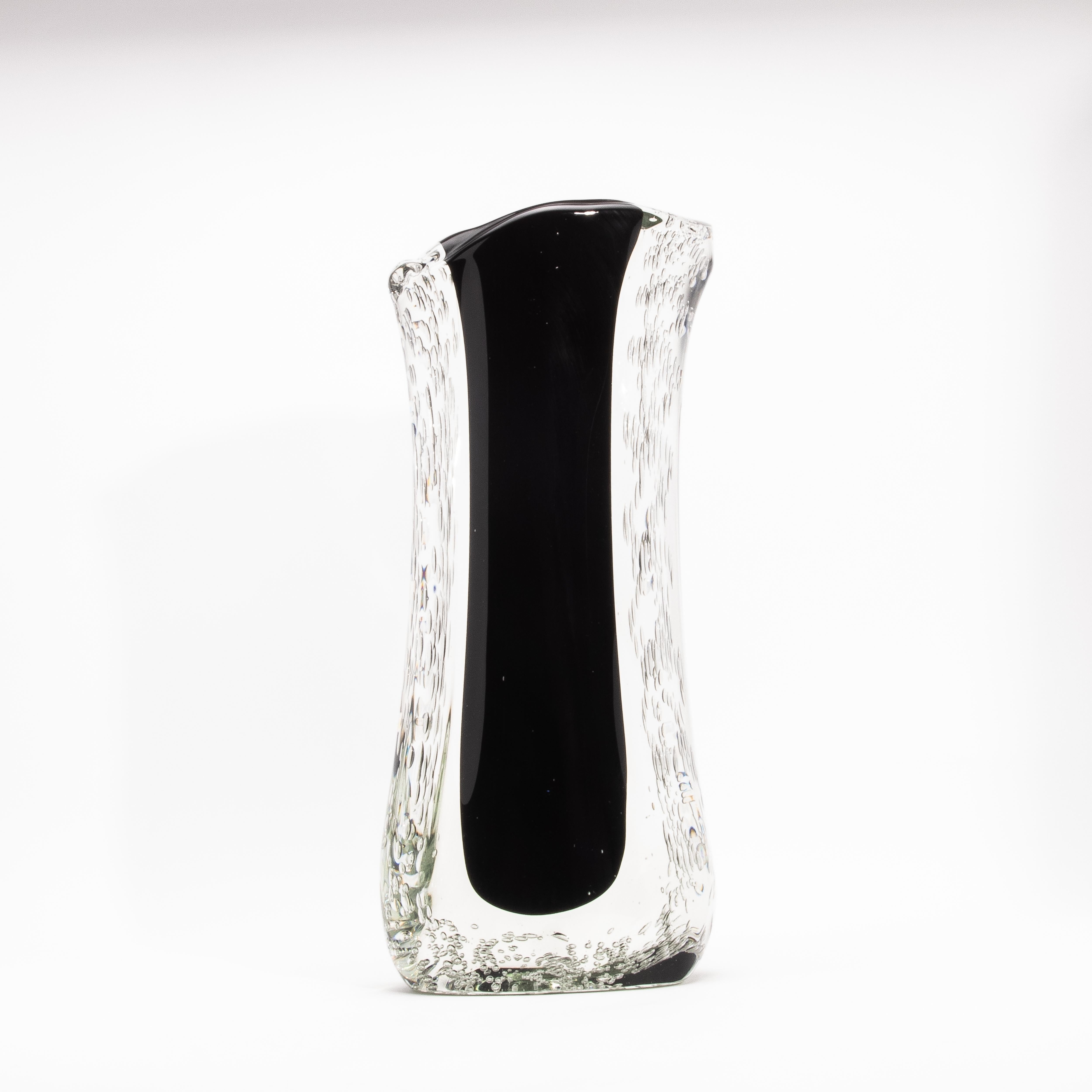 Vase fluide moderne en noir onyx avec bulles, soufflé à la main par Murano en vente 3