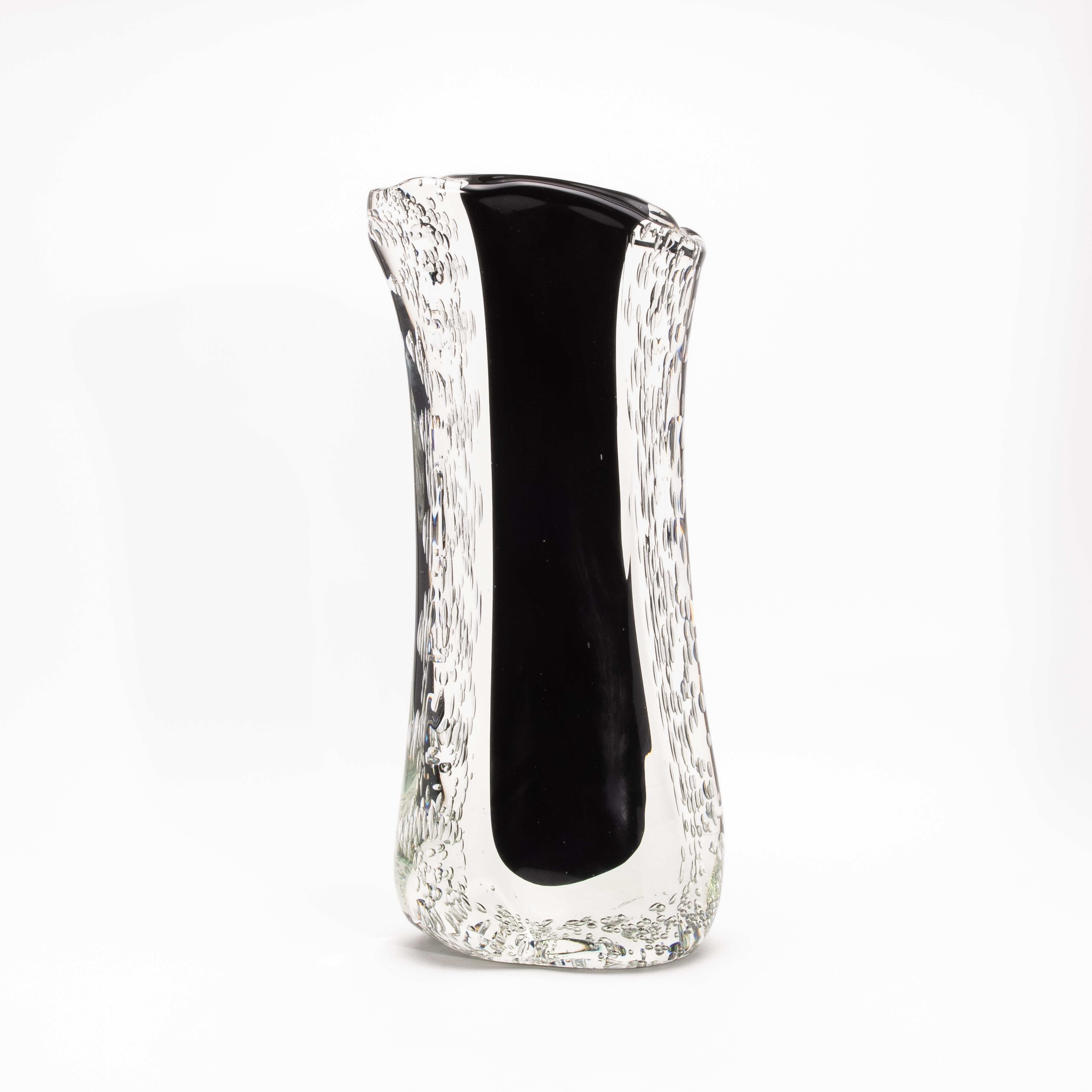 Moderne Vase fluide moderne en noir onyx avec bulles, soufflé à la main par Murano en vente