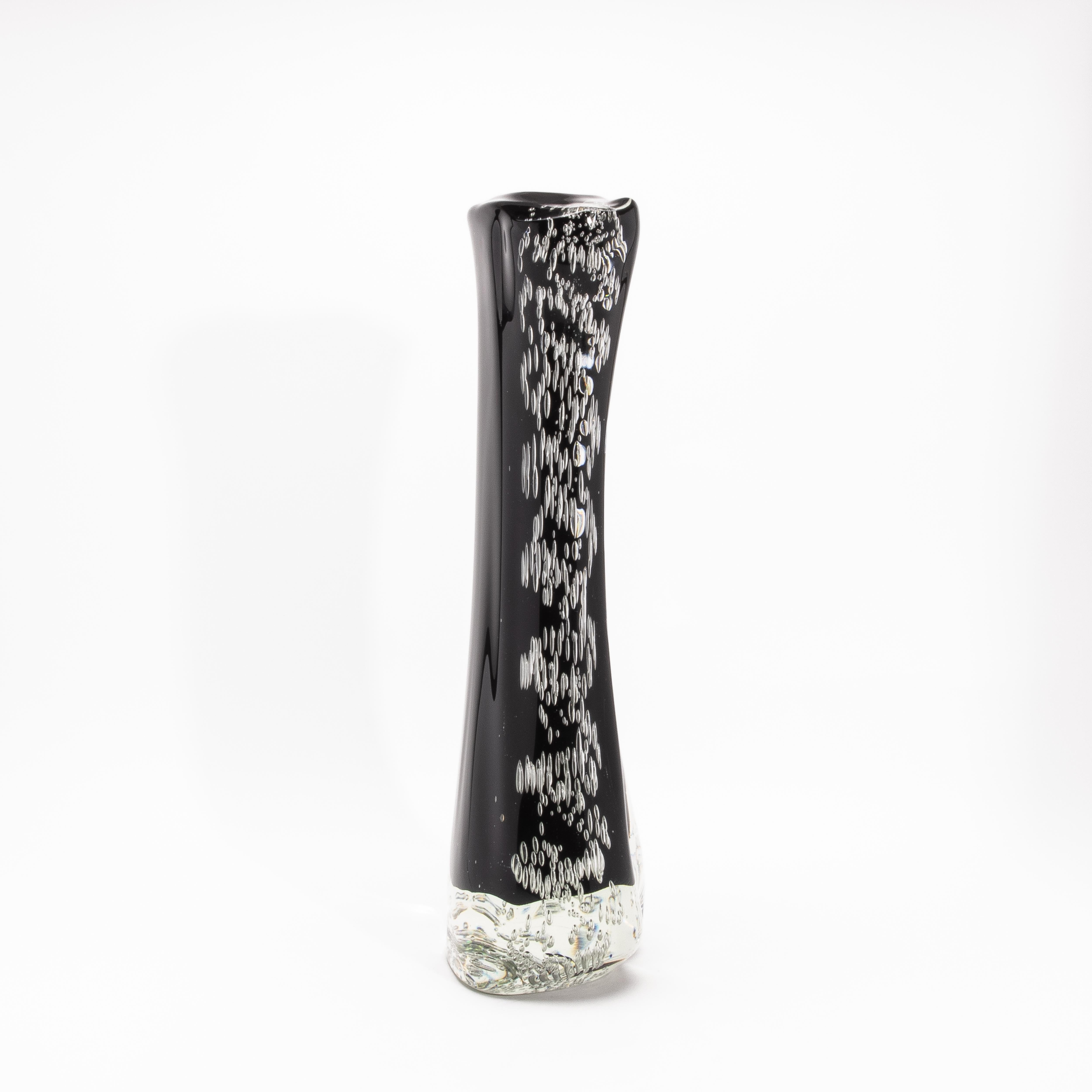 Fait main Vase fluide moderne en noir onyx avec bulles, soufflé à la main par Murano en vente