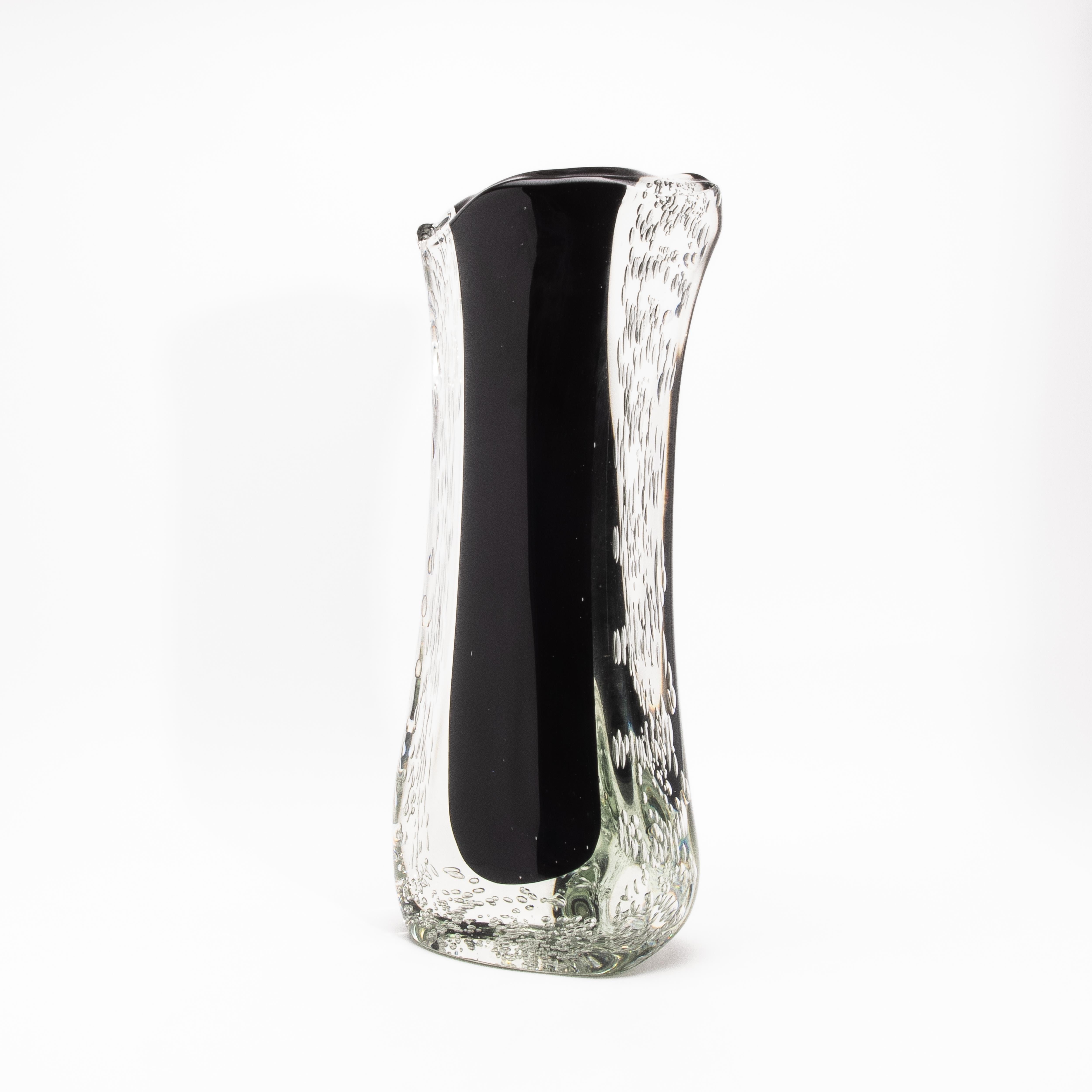 Vase fluide moderne en noir onyx avec bulles, soufflé à la main par Murano Neuf - En vente à West Hollywood, CA