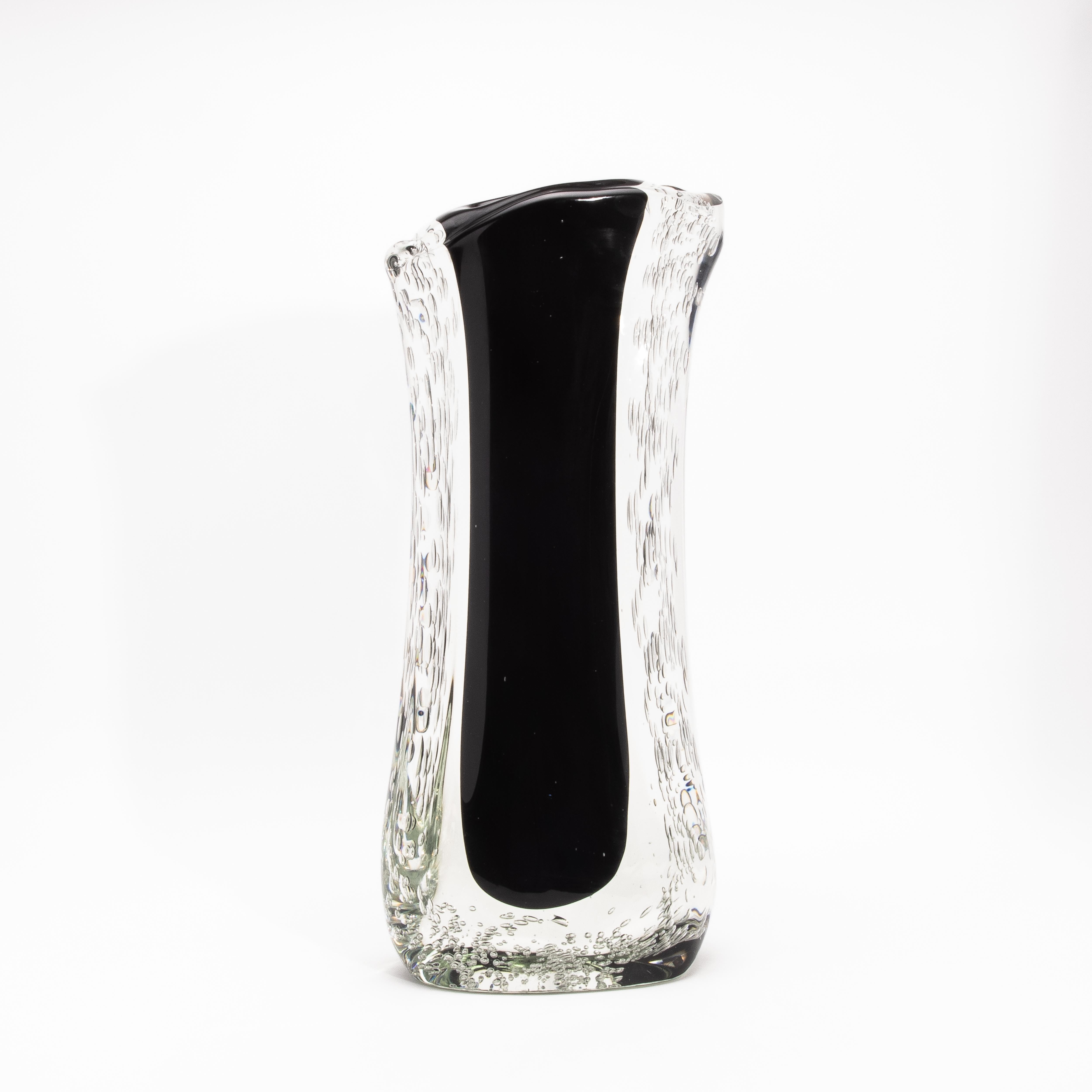 XXIe siècle et contemporain Vase fluide moderne en noir onyx avec bulles, soufflé à la main par Murano en vente