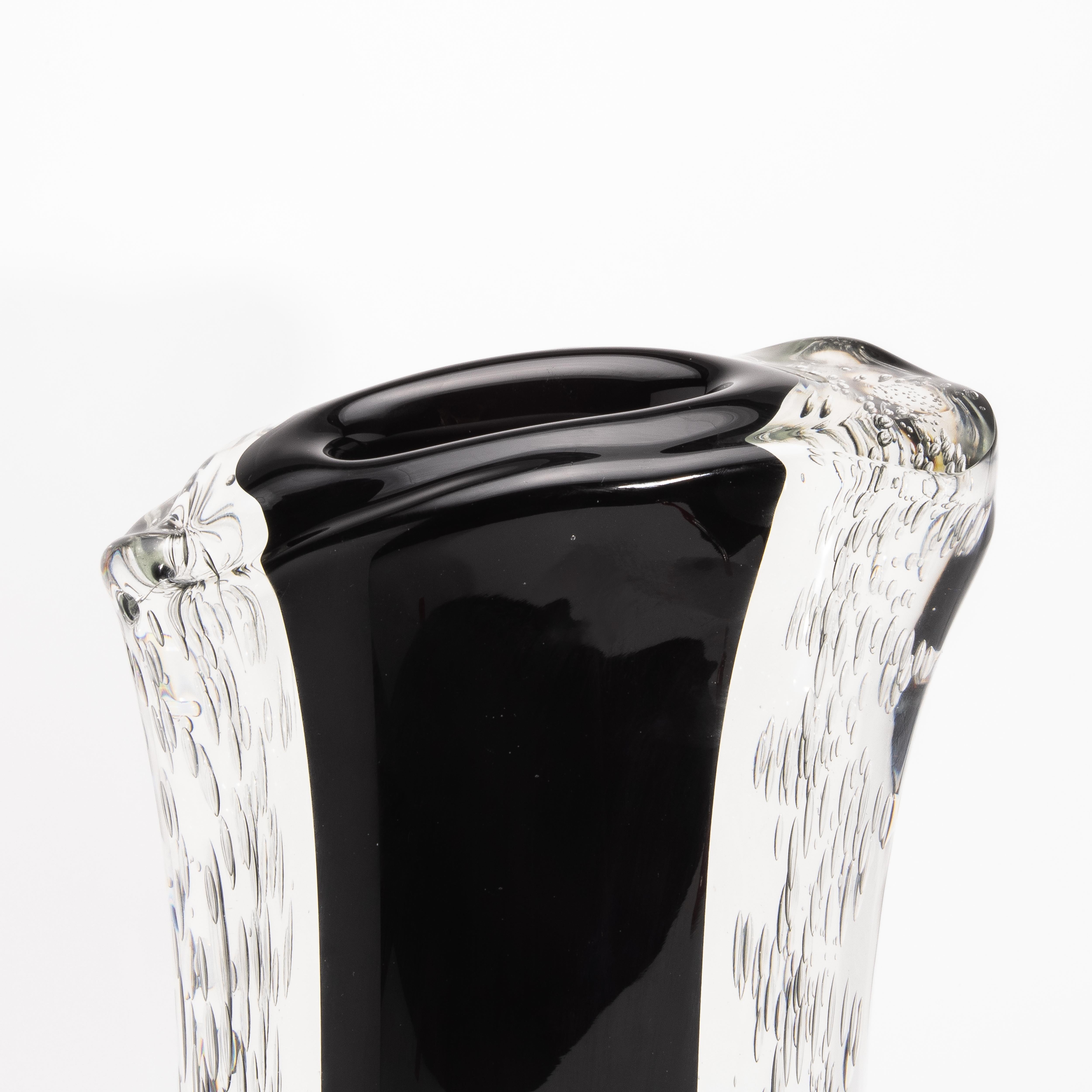 Verre de Murano Vase fluide moderne en noir onyx avec bulles, soufflé à la main par Murano en vente