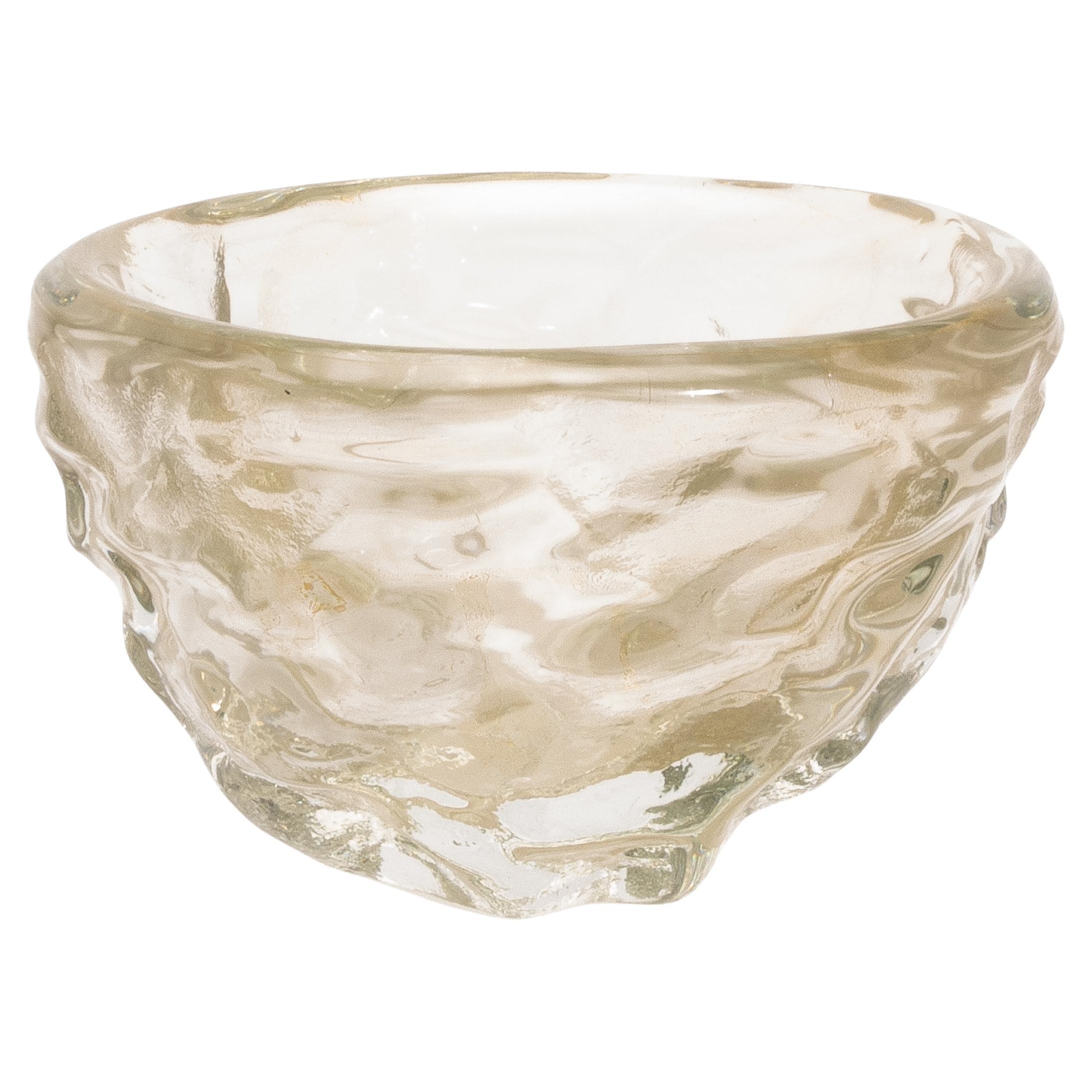 Cuenco escultórico moderno de Murano soplado a mano en transparente con motas de oro de 24 quilates