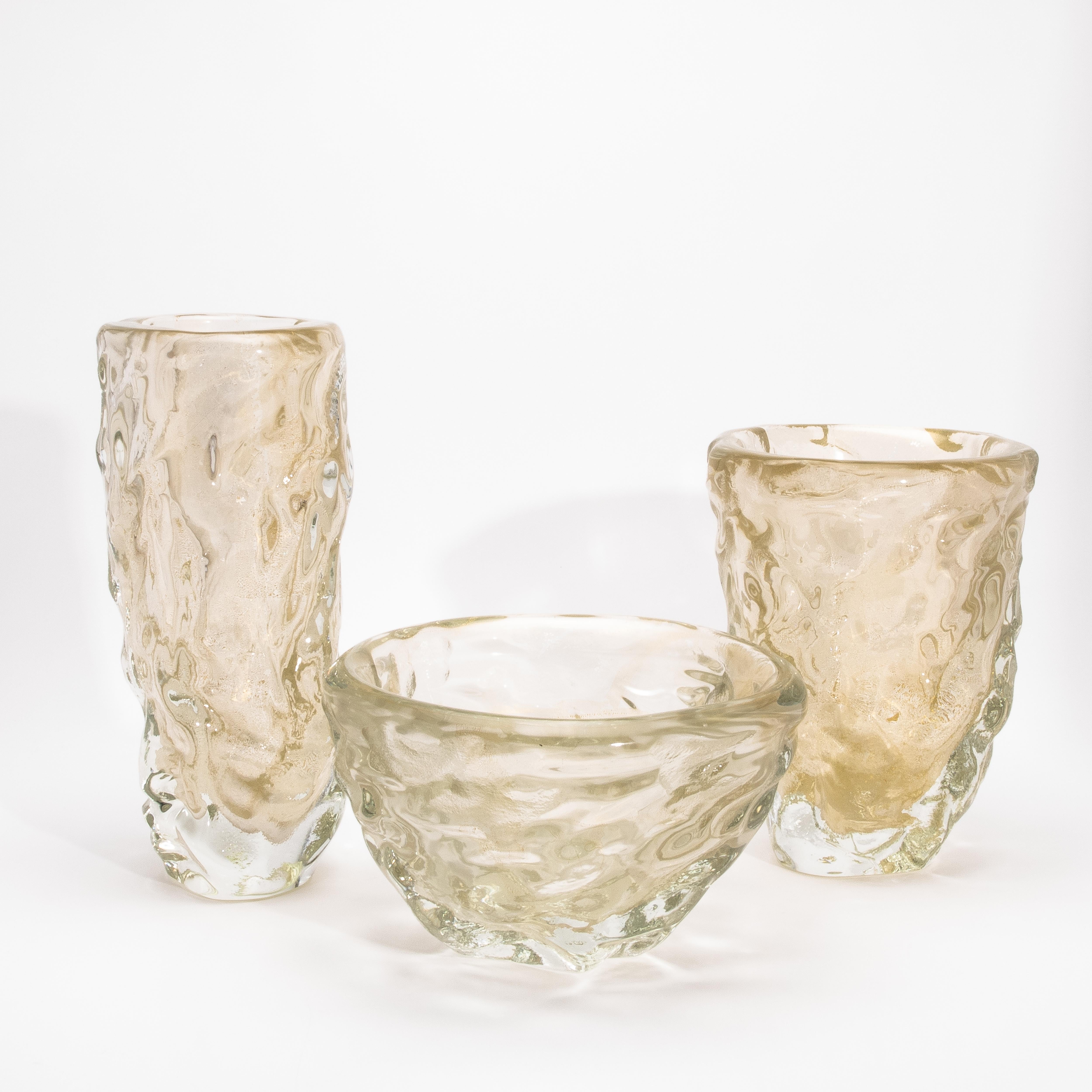 Vaso scultoreo moderno di Murano soffiato a mano, trasparente e con riflessi d'oro a 24 carati Grande in vendita 2