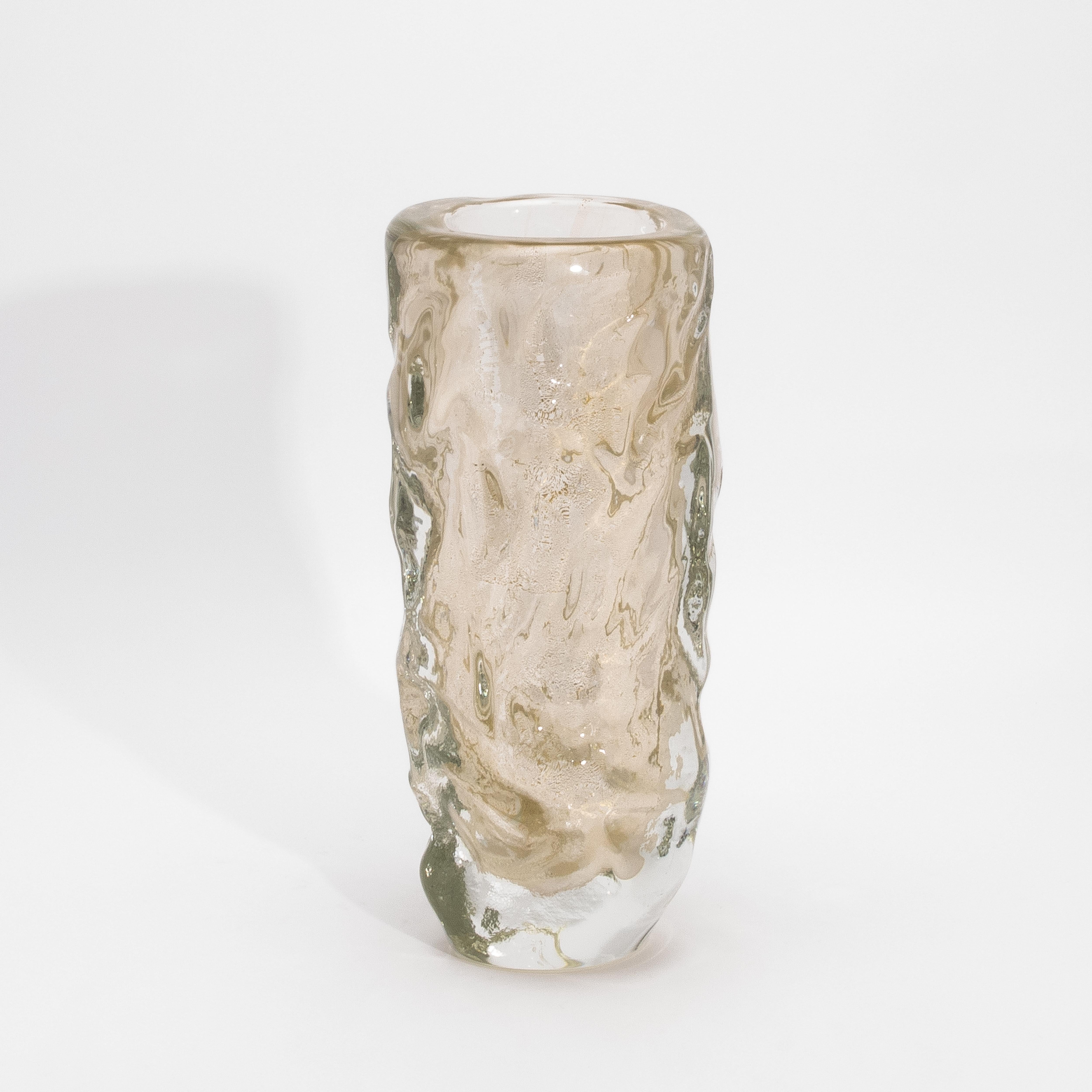 Un sorprendente tributo alla forma elementare, il vaso scultoreo moderno di Murano soffiato a mano, trasparente con macchie d'oro a 24 carati, è un capolavoro di consistenza e luminosità. La sua superficie si increspa e si piega con spontaneità