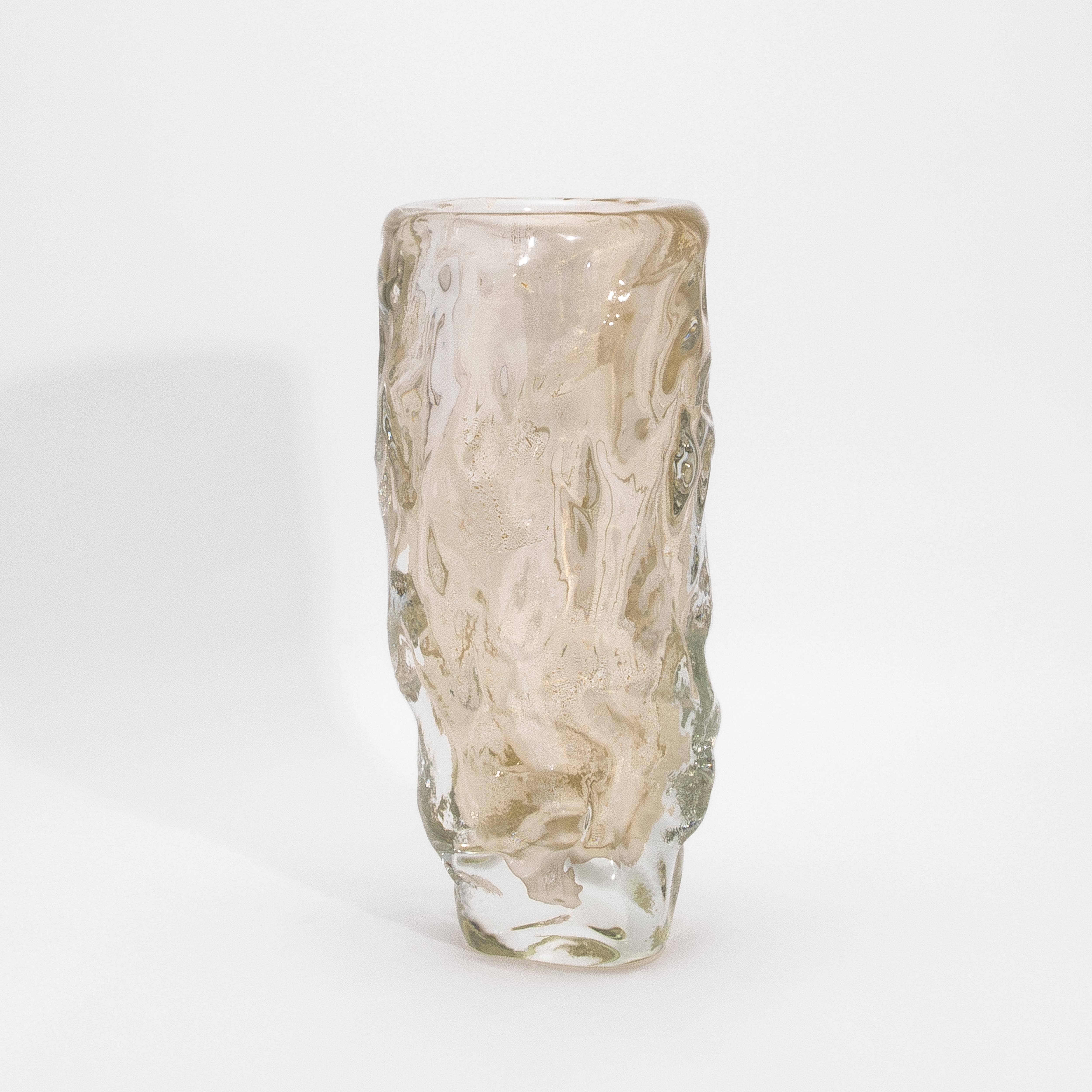 Moderno Vaso scultoreo moderno di Murano soffiato a mano, trasparente e con riflessi d'oro a 24 carati Grande in vendita
