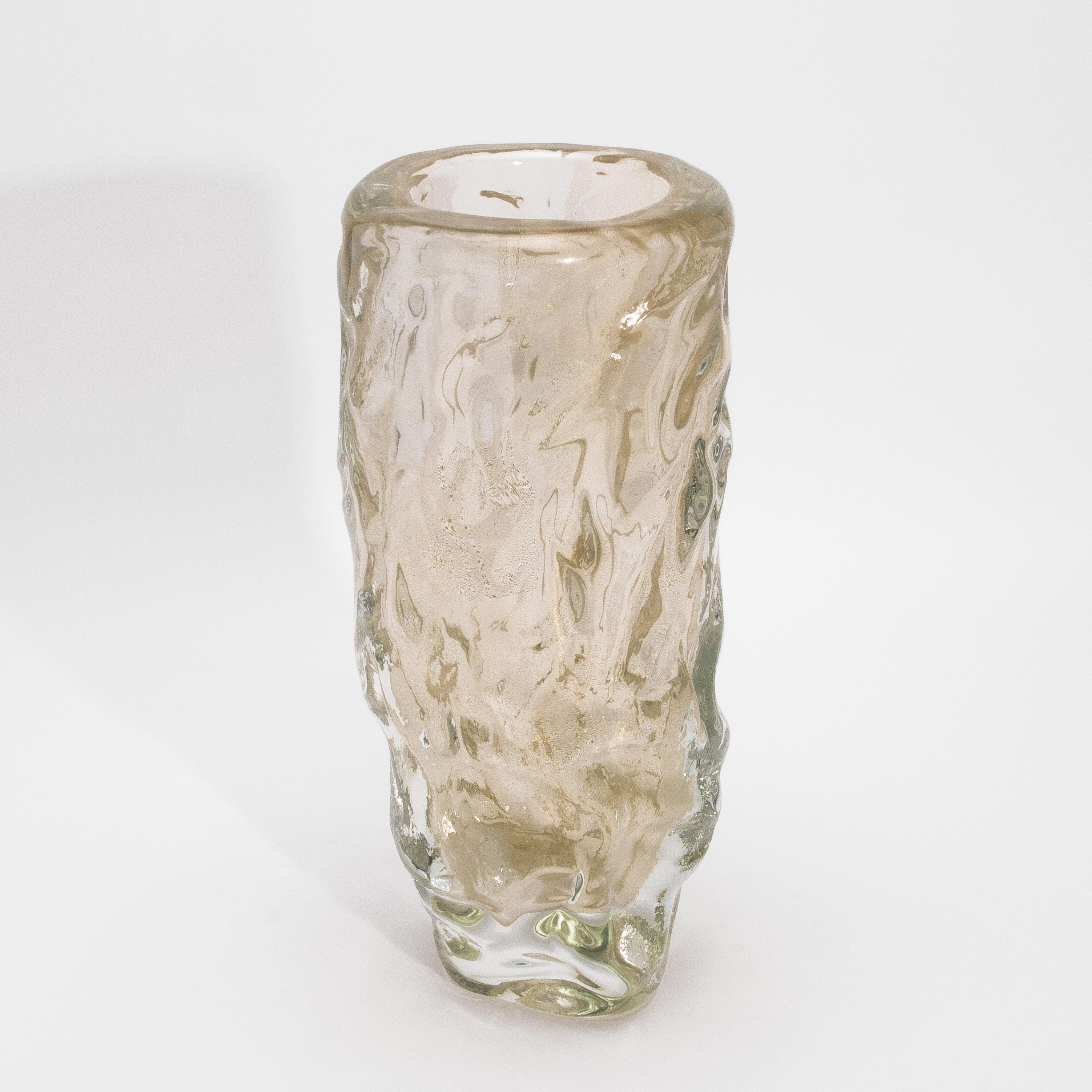 Italiano Vaso scultoreo moderno di Murano soffiato a mano, trasparente e con riflessi d'oro a 24 carati Grande in vendita