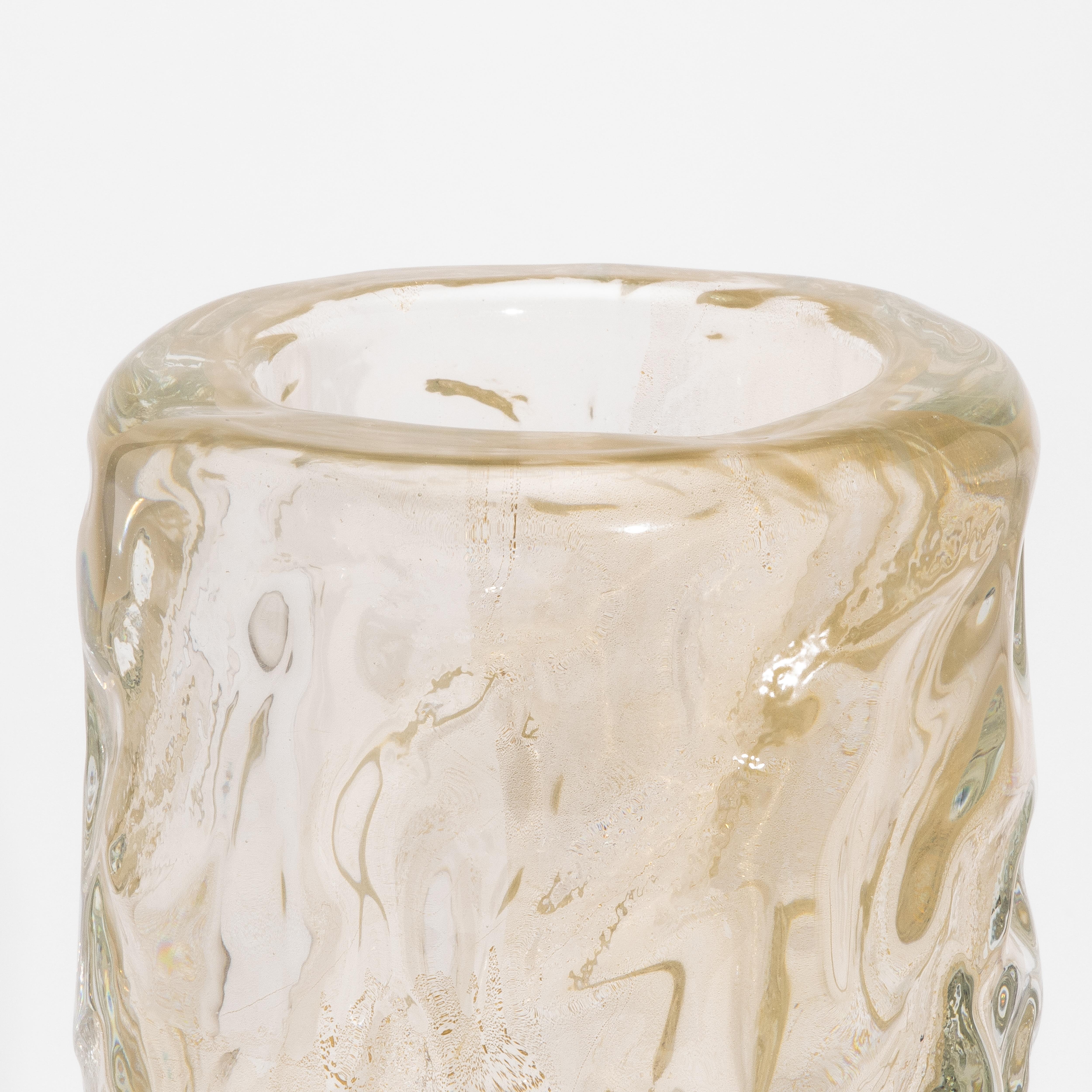 Fatto a mano Vaso scultoreo moderno di Murano soffiato a mano, trasparente e con riflessi d'oro a 24 carati Grande in vendita