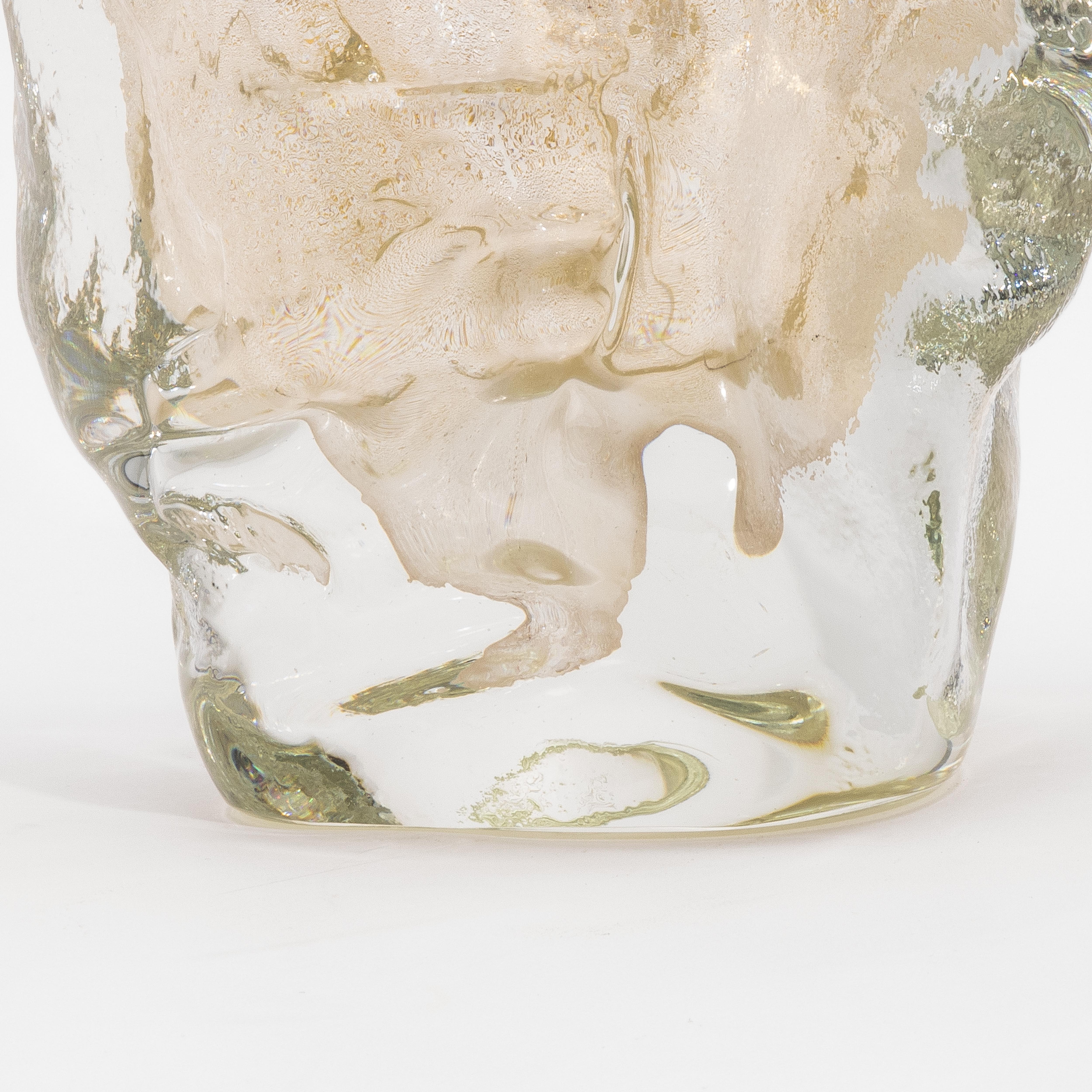 XXI secolo e contemporaneo Vaso scultoreo moderno di Murano soffiato a mano, trasparente e con riflessi d'oro a 24 carati Grande in vendita