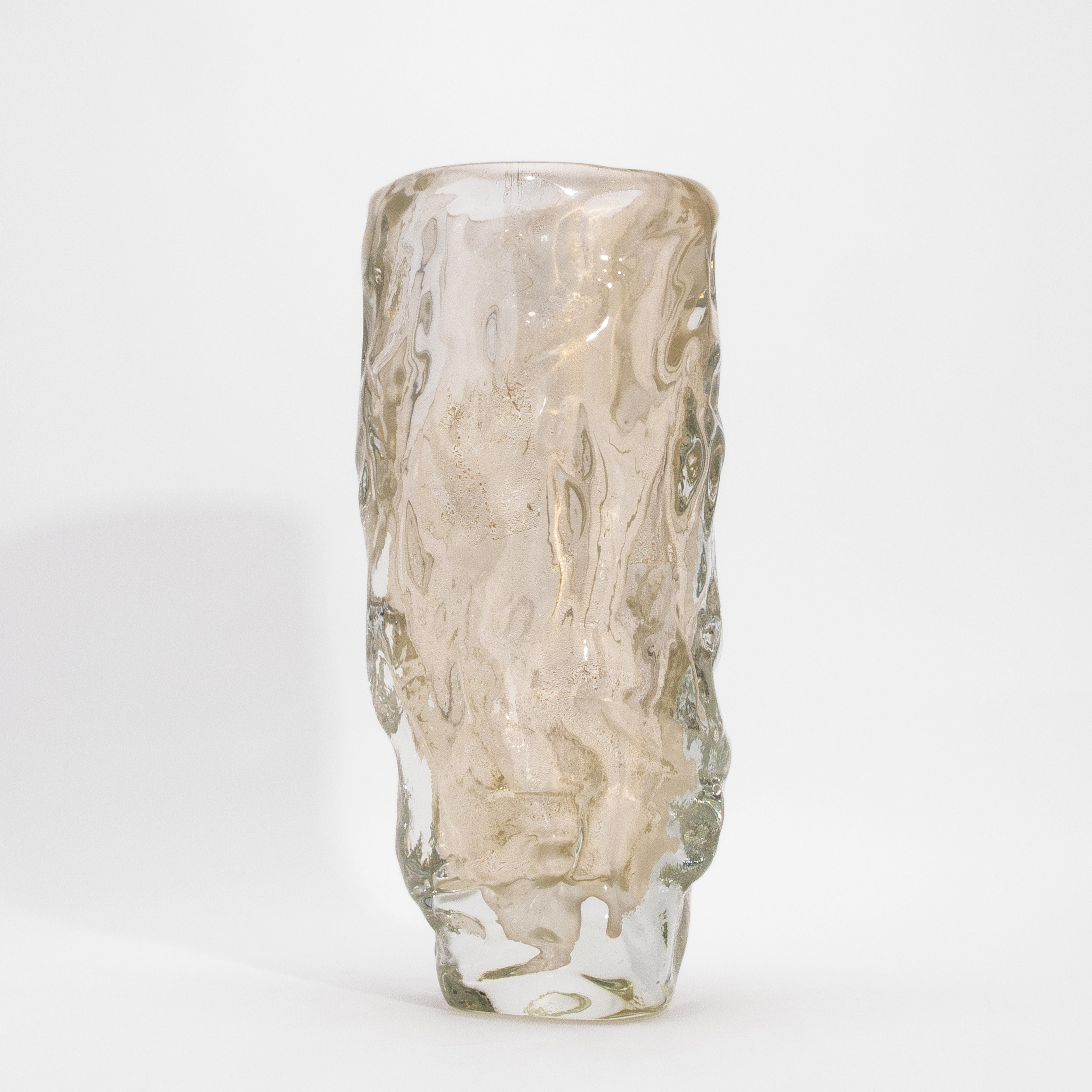 Vetro di Murano Vaso scultoreo moderno di Murano soffiato a mano, trasparente e con riflessi d'oro a 24 carati Grande in vendita
