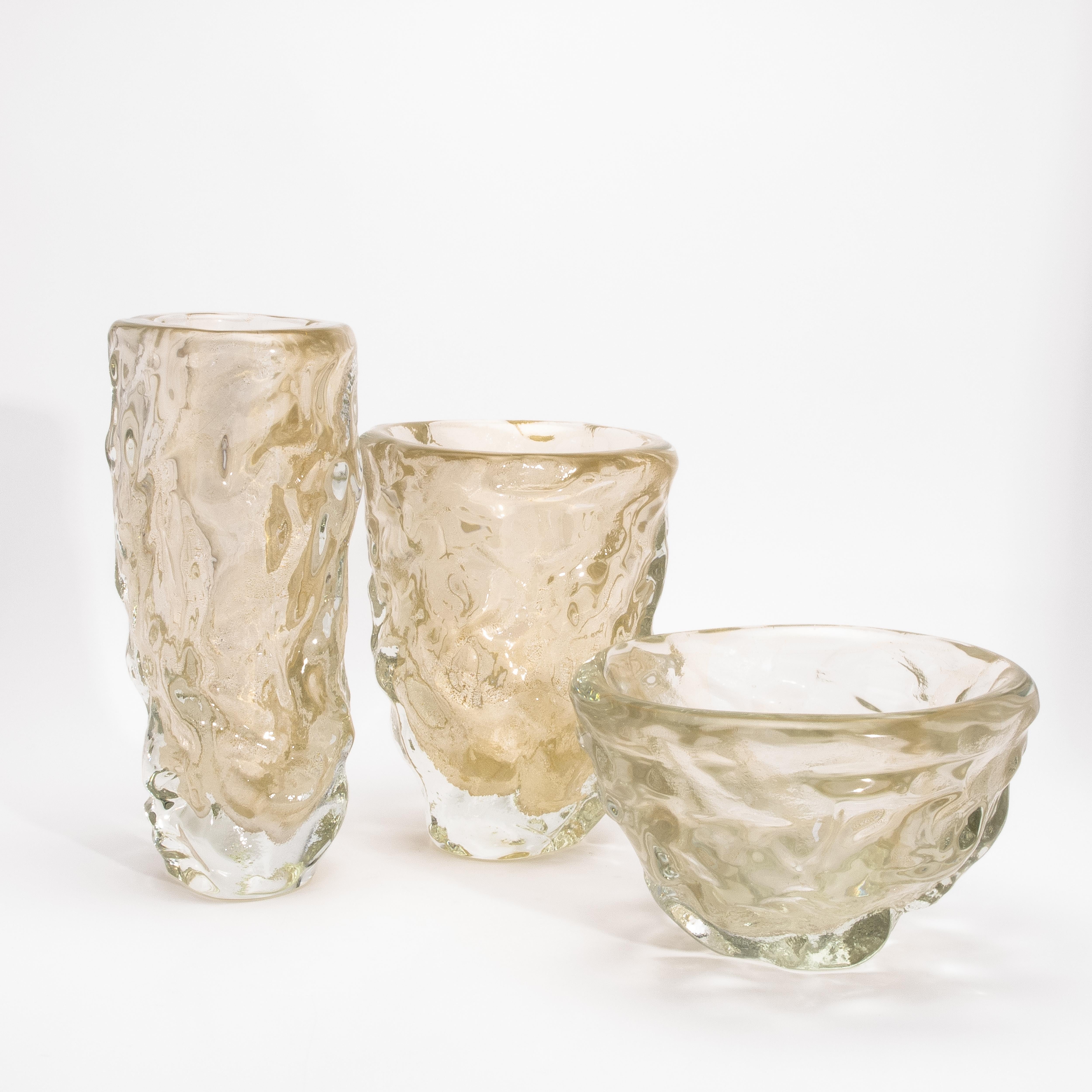Vaso scultoreo moderno di Murano soffiato a mano, trasparente e con riflessi d'oro a 24 carati Grande in vendita 1