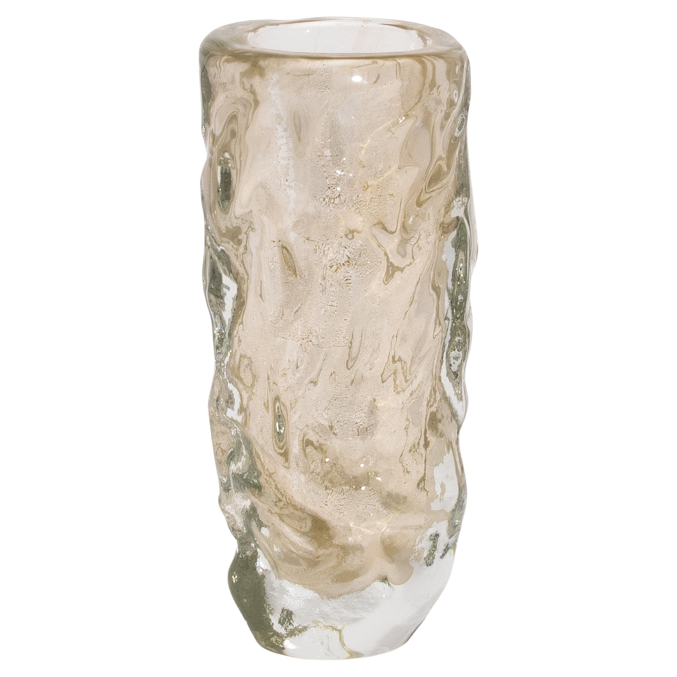 Vaso scultoreo moderno di Murano soffiato a mano, trasparente e con riflessi d'oro a 24 carati Grande in vendita