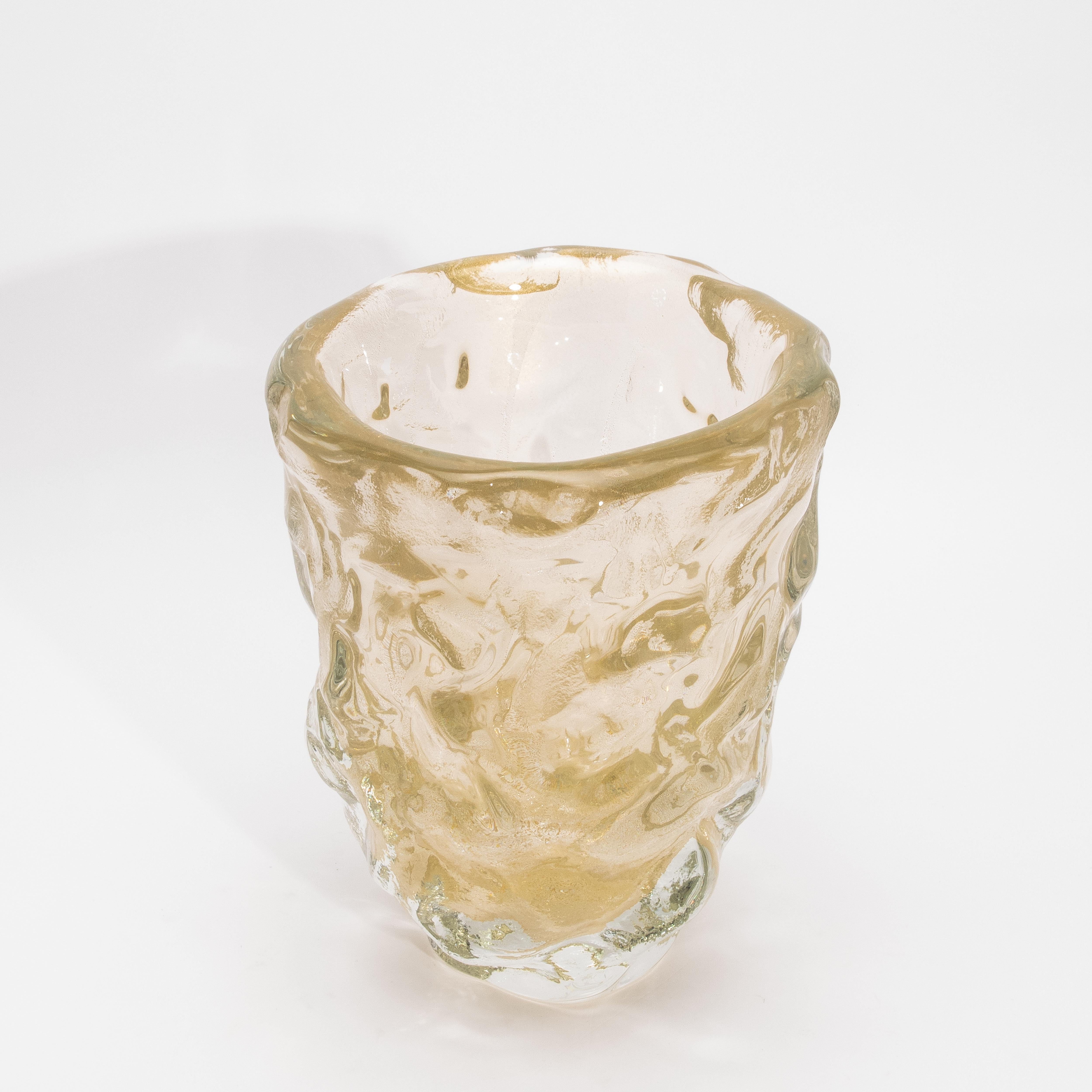 Italiano Vaso scultoreo moderno di Murano soffiato a mano, trasparente e con riflessi d'oro a 24 carati Medio in vendita