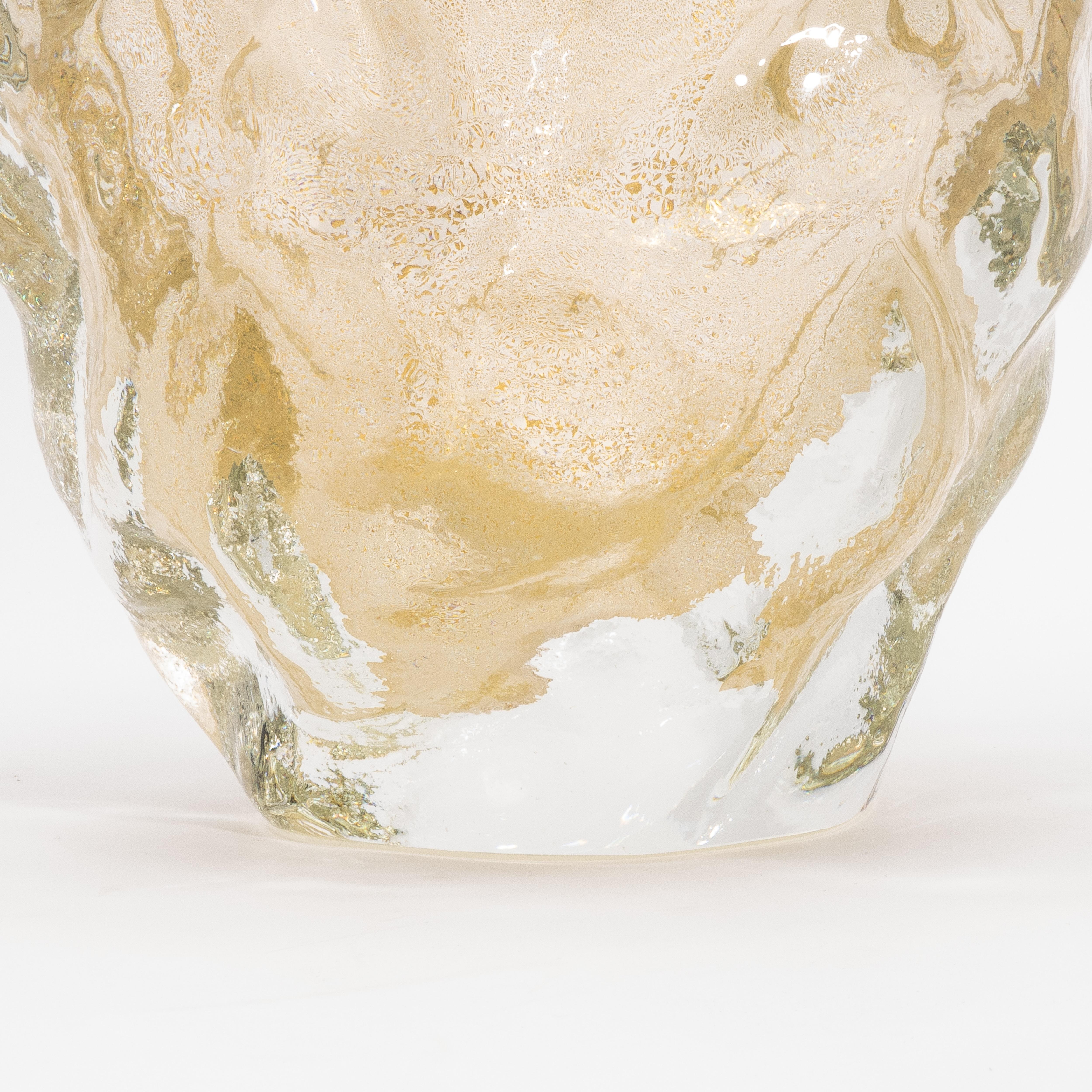 Vaso scultoreo moderno di Murano soffiato a mano, trasparente e con riflessi d'oro a 24 carati Medio In condizioni Nuovo in vendita a West Hollywood, CA
