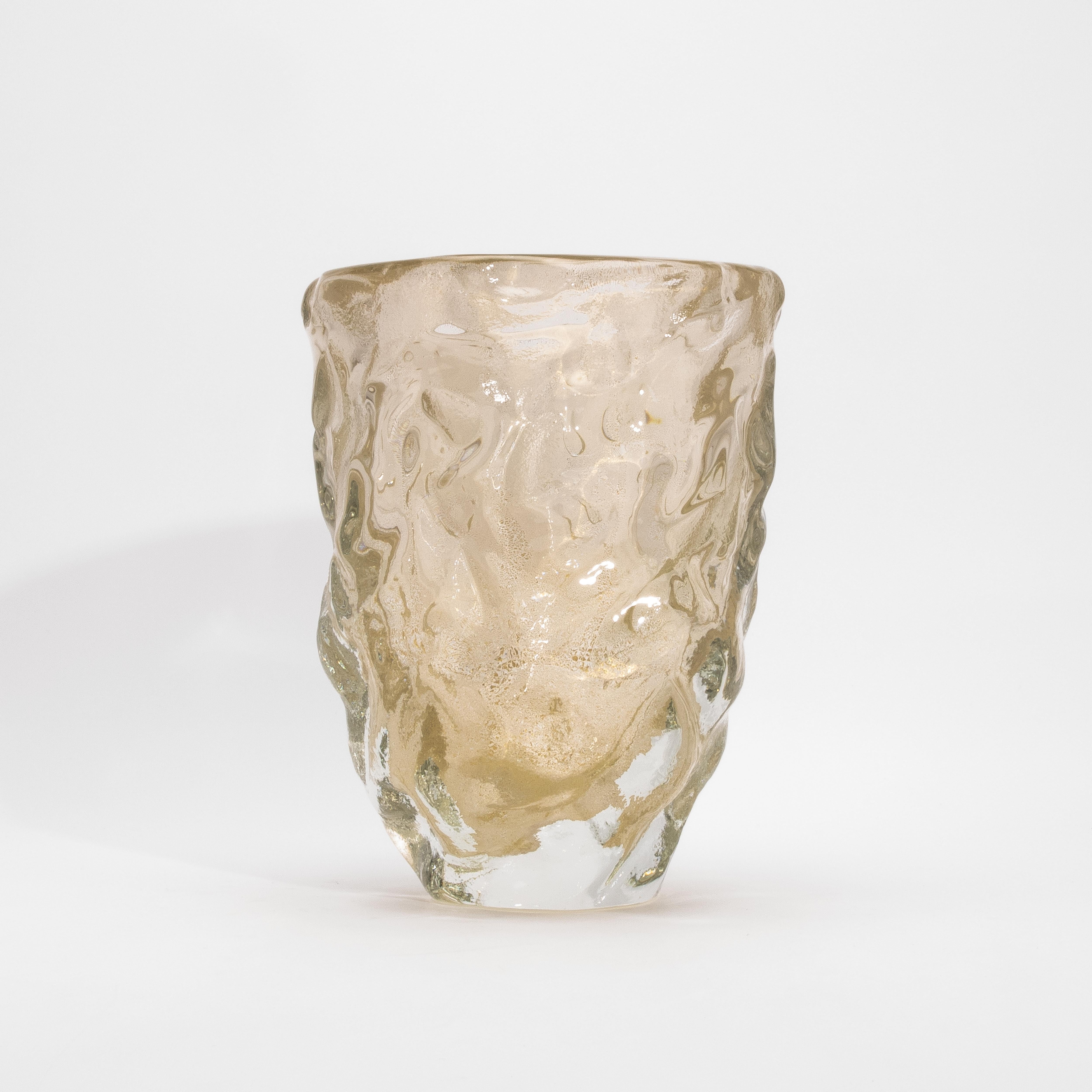 XXI secolo e contemporaneo Vaso scultoreo moderno di Murano soffiato a mano, trasparente e con riflessi d'oro a 24 carati Medio in vendita