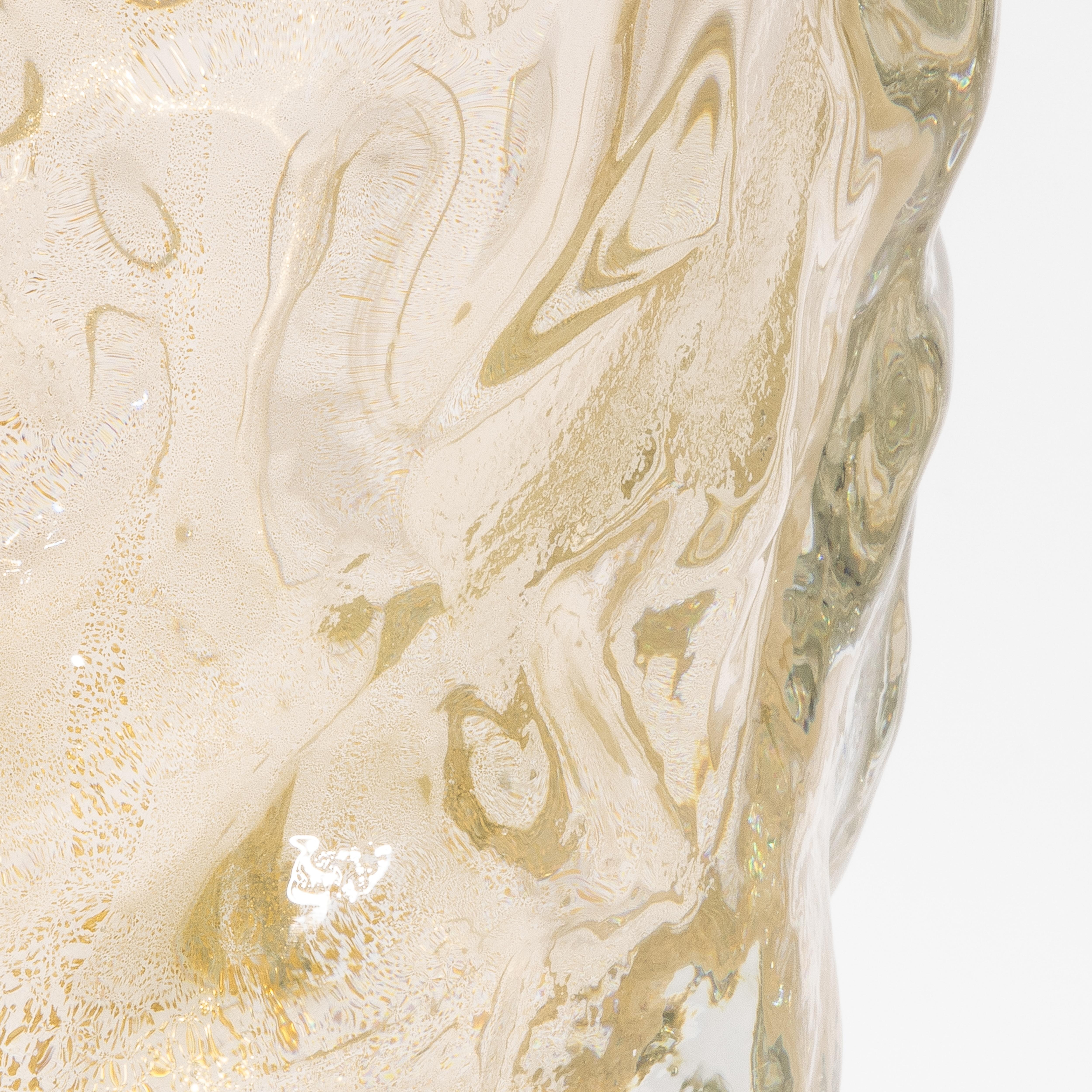 Vetro di Murano Vaso scultoreo moderno di Murano soffiato a mano, trasparente e con riflessi d'oro a 24 carati Medio in vendita