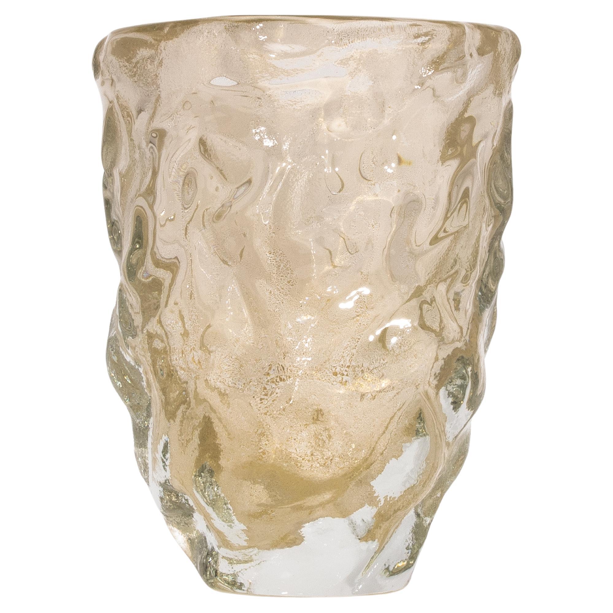 Vaso scultoreo moderno di Murano soffiato a mano, trasparente e con riflessi d'oro a 24 carati Medio