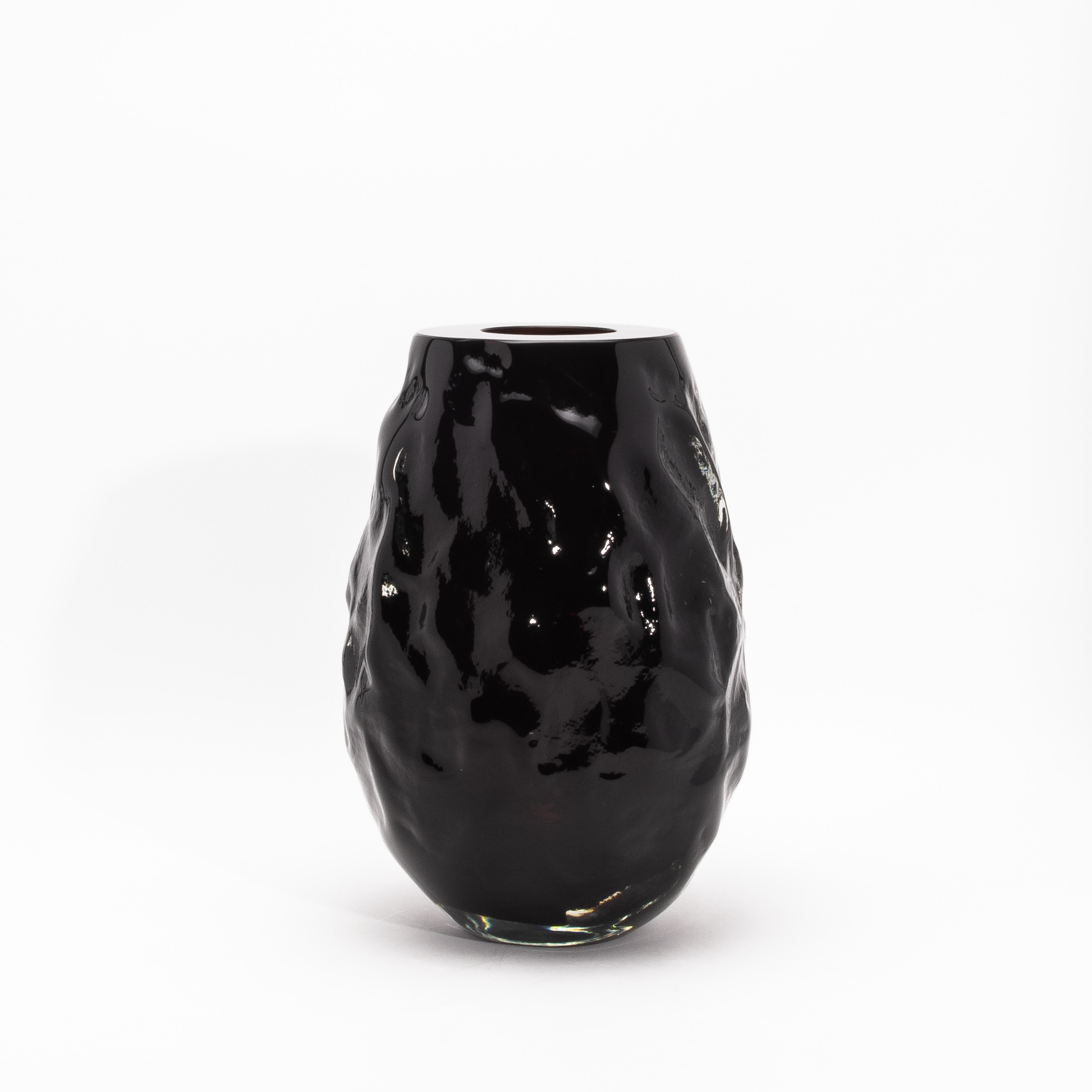 Italiano Vaso scultoreo moderno di Murano soffiato a mano in nero onice in vendita