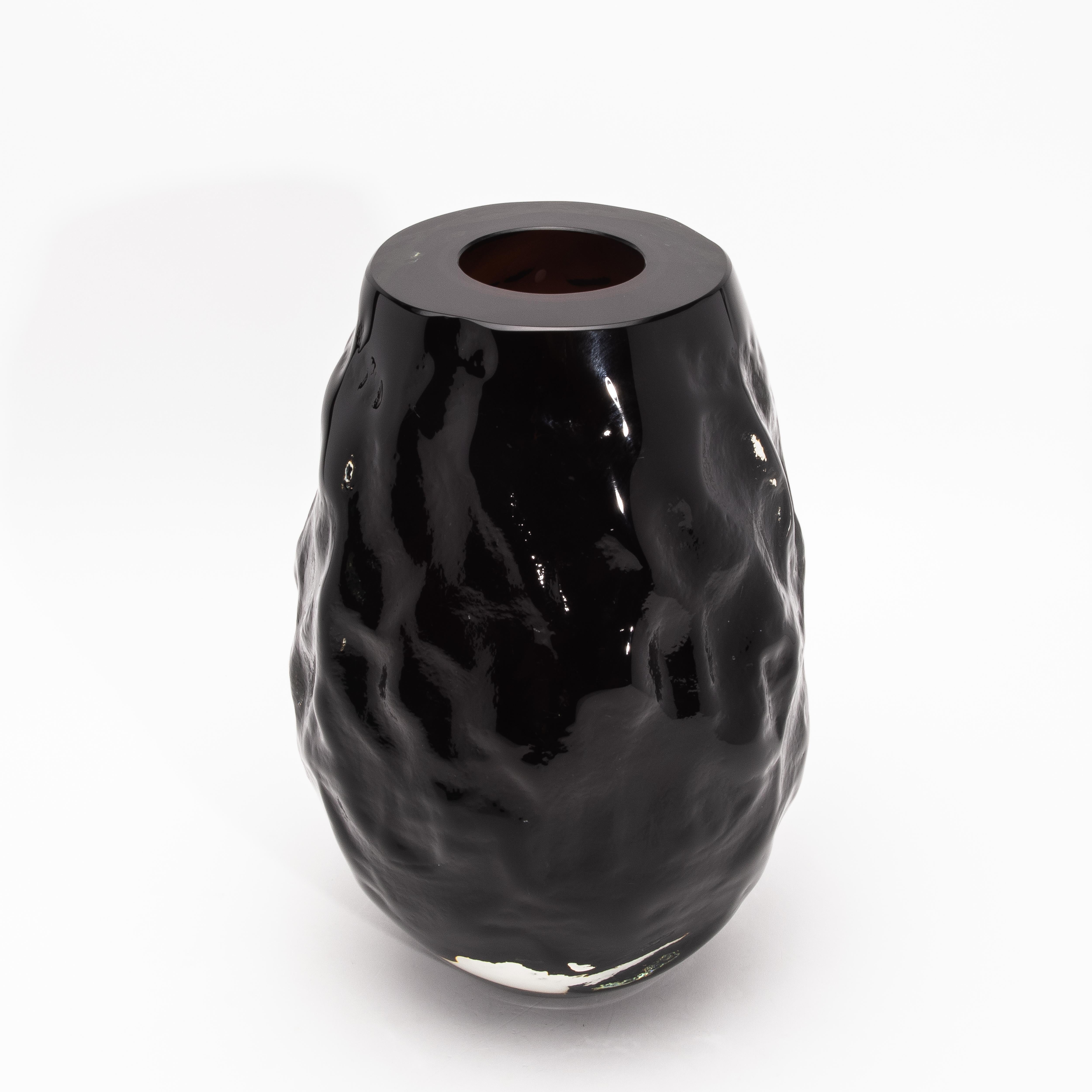 Fatto a mano Vaso scultoreo moderno di Murano soffiato a mano in nero onice in vendita