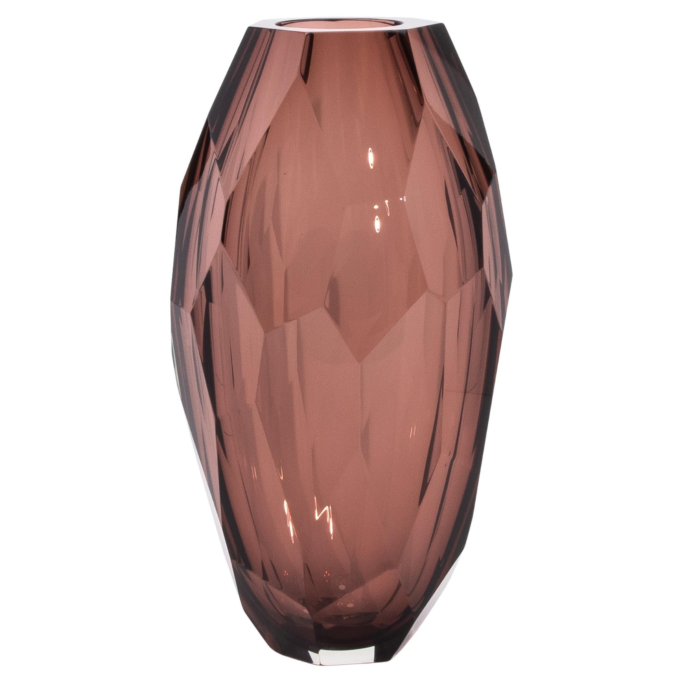 Le grand vase moderne à facettes en améthyste, soufflé à la main par Murano, incarne la fusion captivante de l'art et de la précision. Ce chef-d'œuvre unique, fabriqué à Murano, en Italie, met en valeur le célèbre héritage de la verrerie grâce à sa