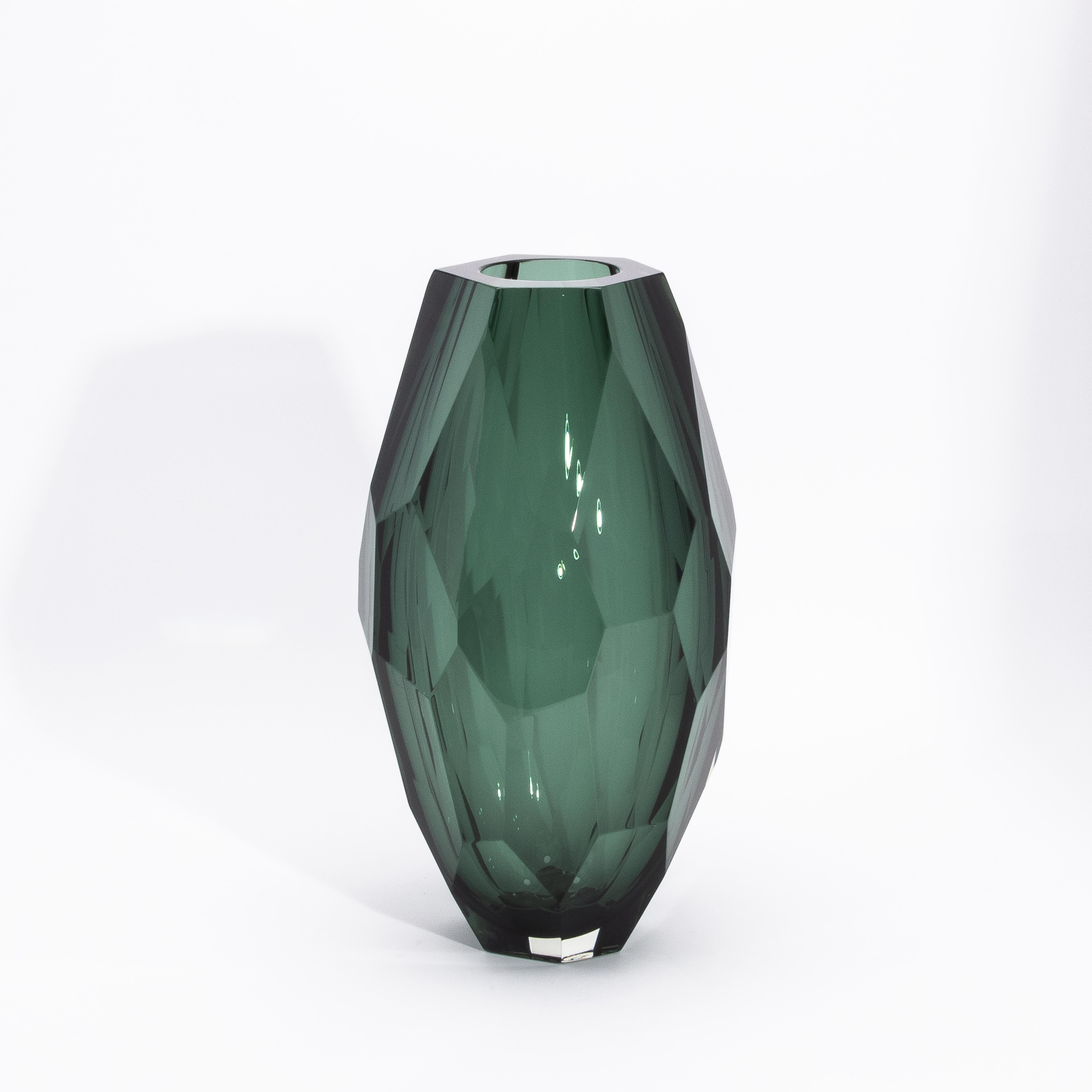 Le grand vase moderne à facettes en vert émeraude, soufflé à la main à Murano, dégage une élégance raffinée grâce à sa silhouette magistralement sculptée, soigneusement formée à la main par des artisans qualifiés à Murano, en Italie. Ce vase luxueux
