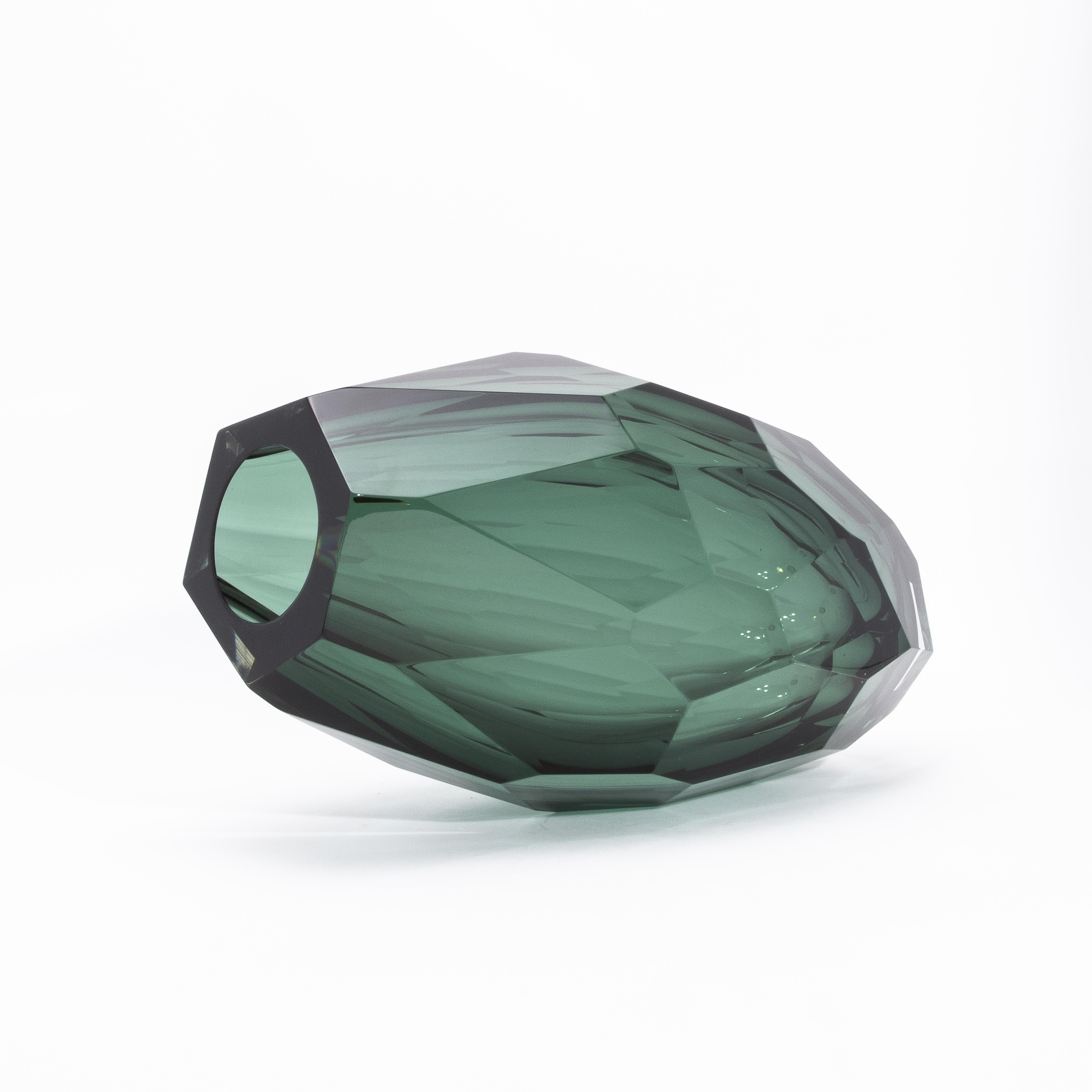 Verre de Murano Grand vase à facettes moderne de Murano soufflé à la main, vert émeraude en vente