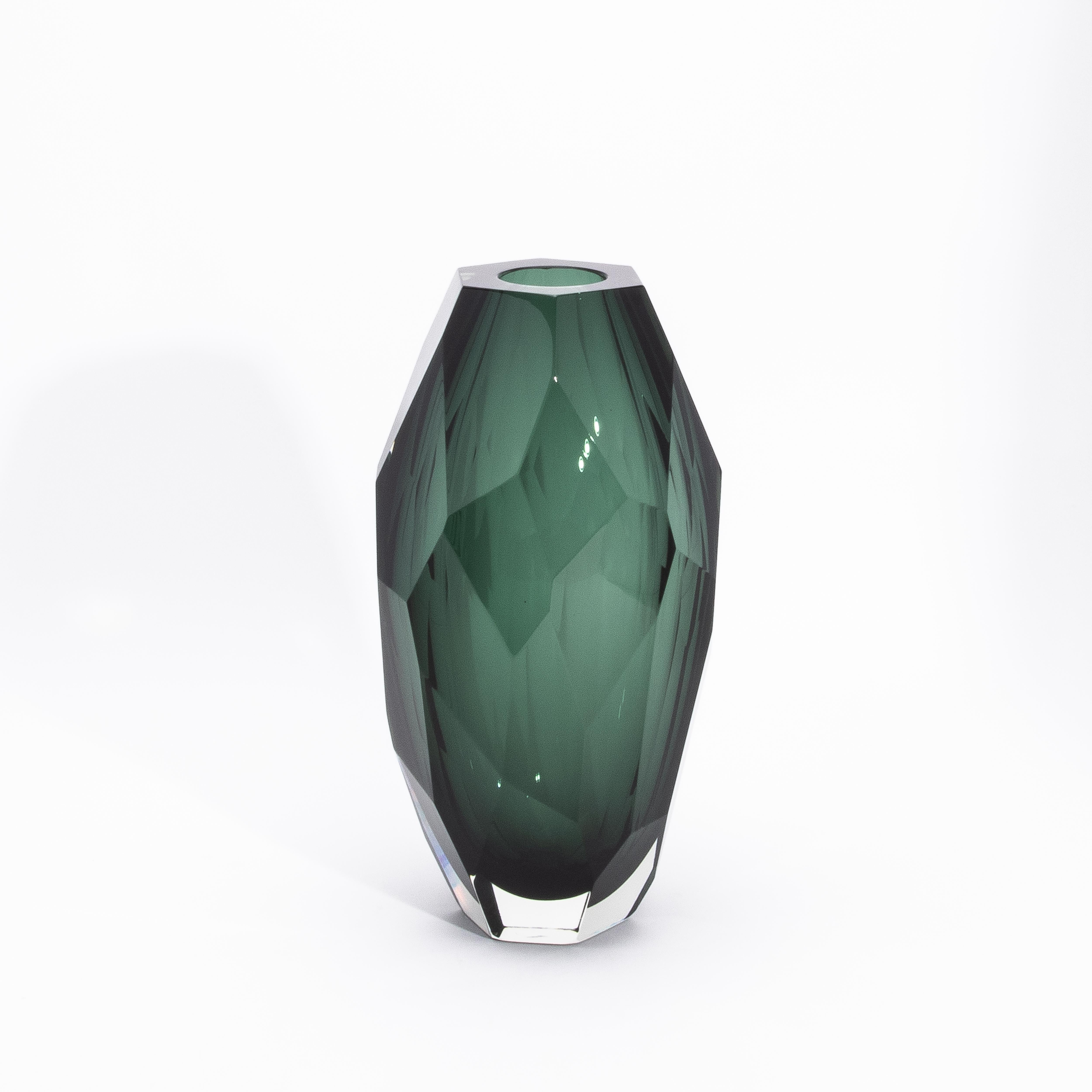 Le grand vase moderne à facettes en vert émeraude, soufflé à la main à Murano, dégage une élégance raffinée grâce à sa silhouette magistralement sculptée, soigneusement formée à la main par des artisans qualifiés à Murano, en Italie. Ce vase luxueux