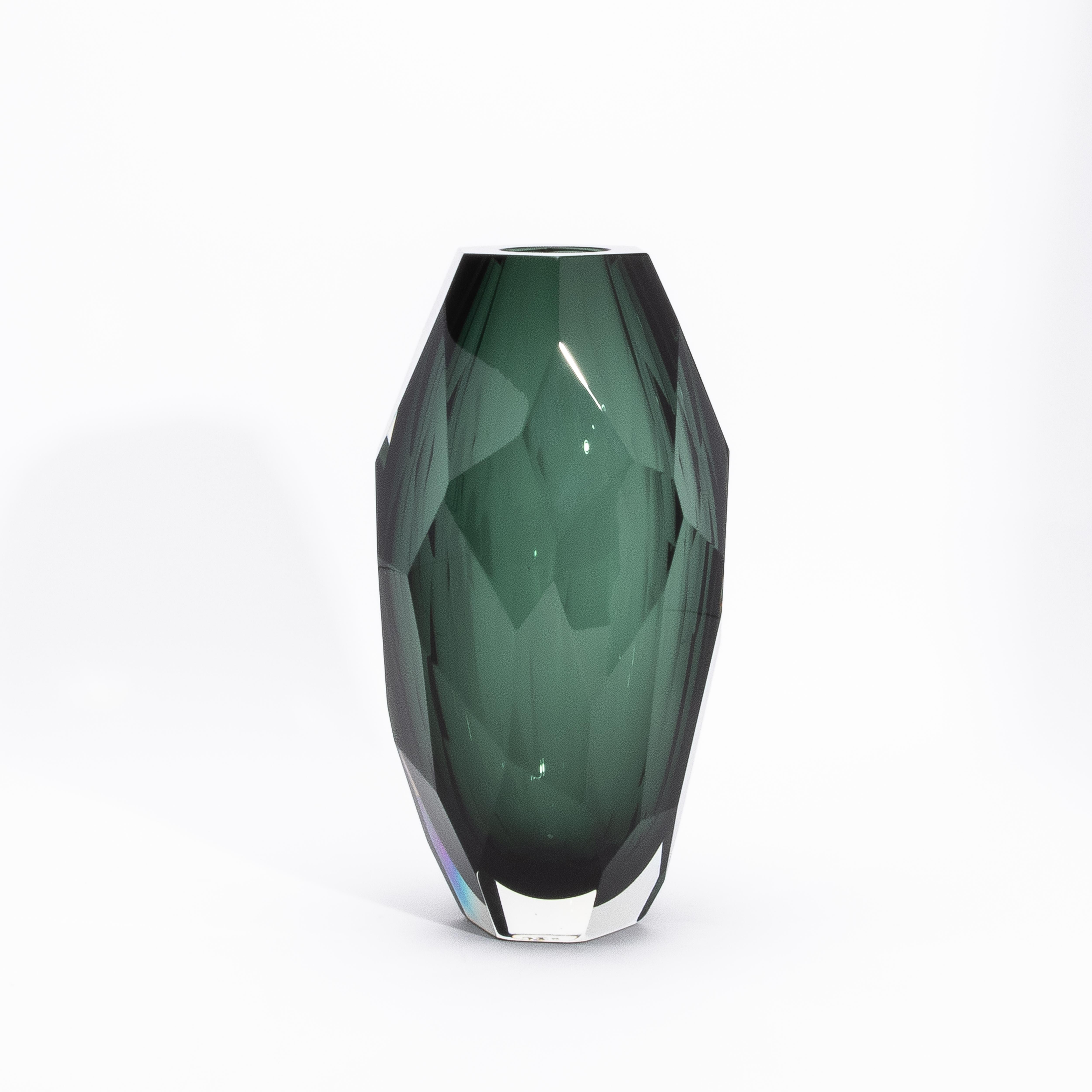 Moderne Grand vase à facettes moderne de Murano soufflé à la main, vert émeraude, taille moyenne en vente