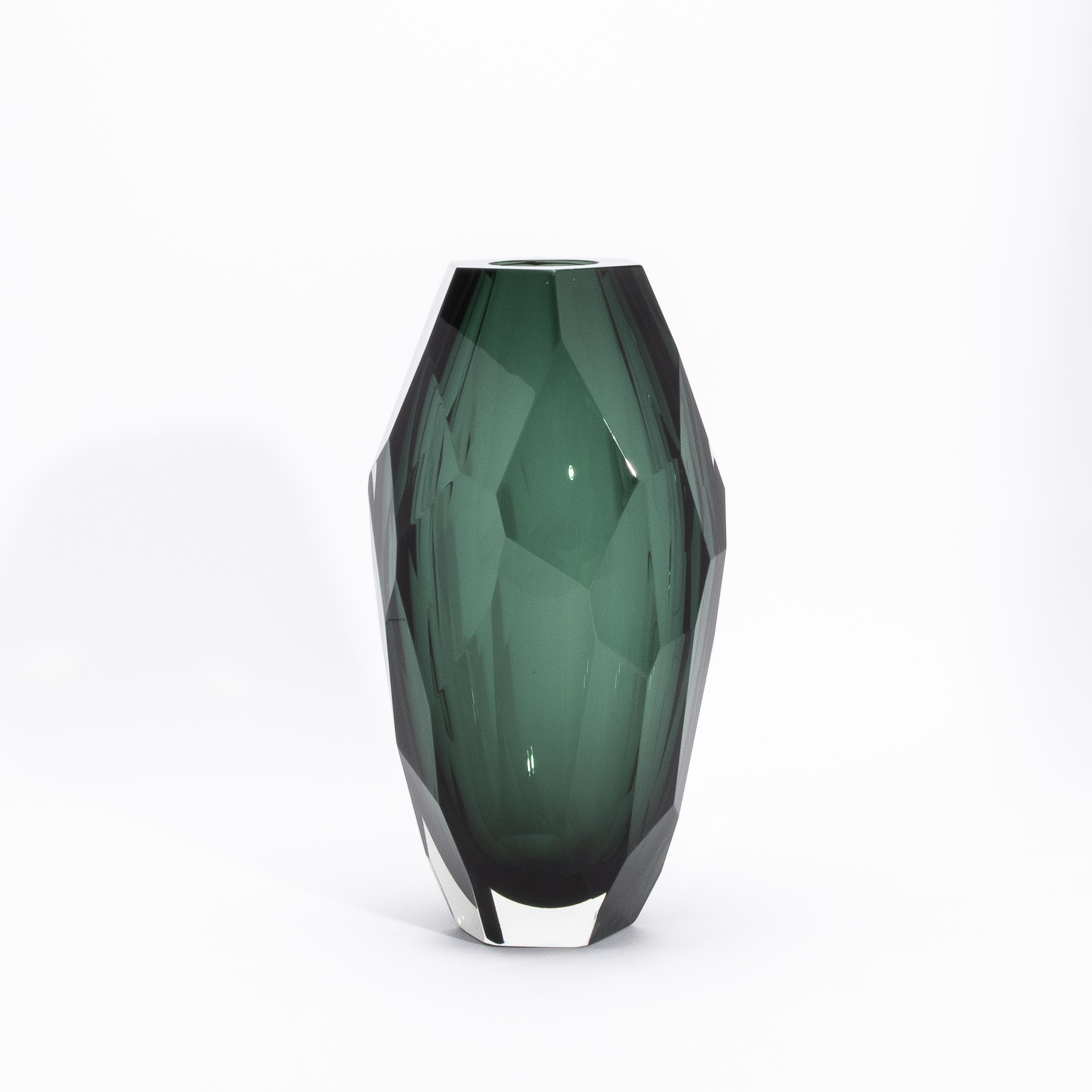 italien Grand vase à facettes moderne de Murano soufflé à la main, vert émeraude, taille moyenne en vente