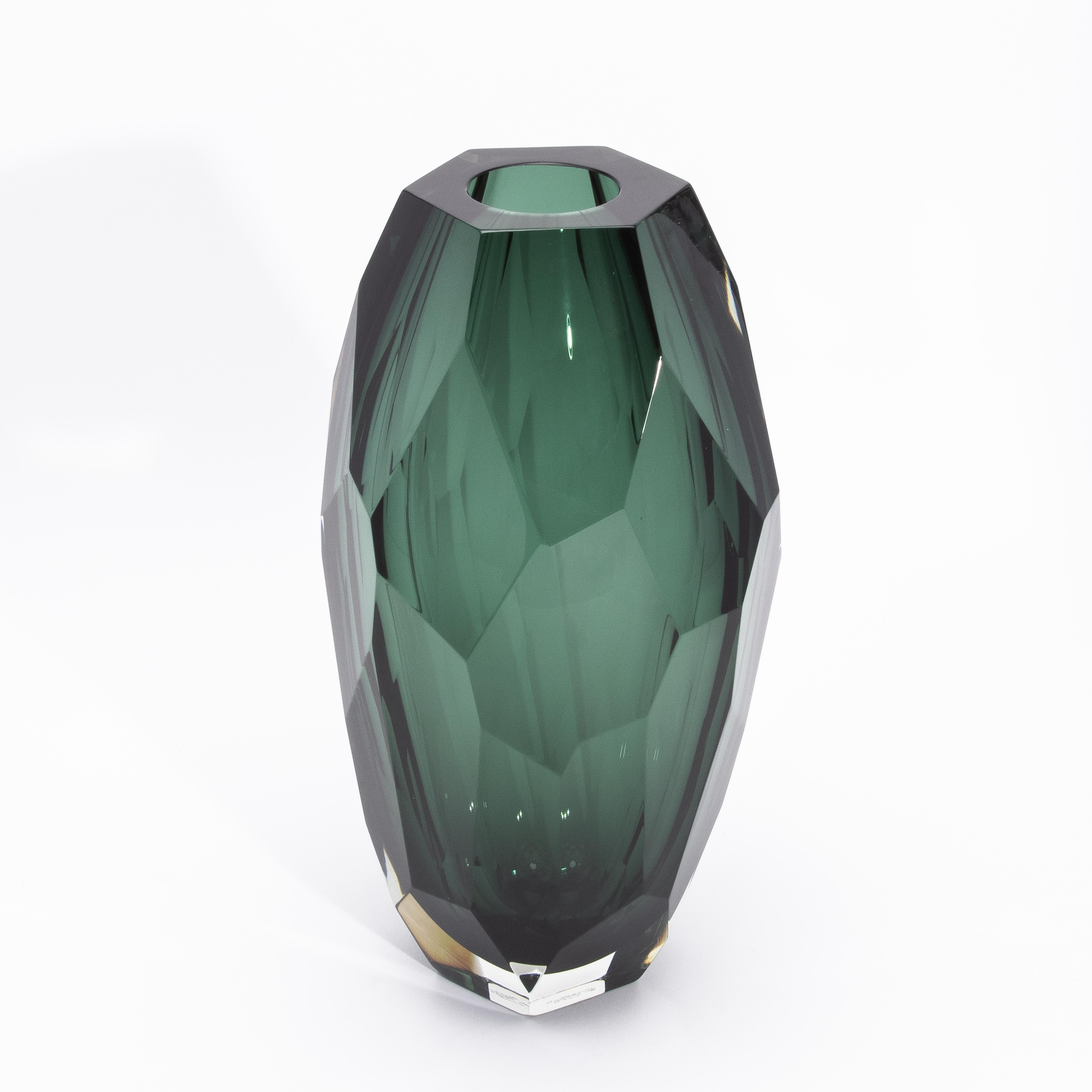 Verre de Murano Grand vase à facettes moderne de Murano soufflé à la main, vert émeraude, taille moyenne en vente