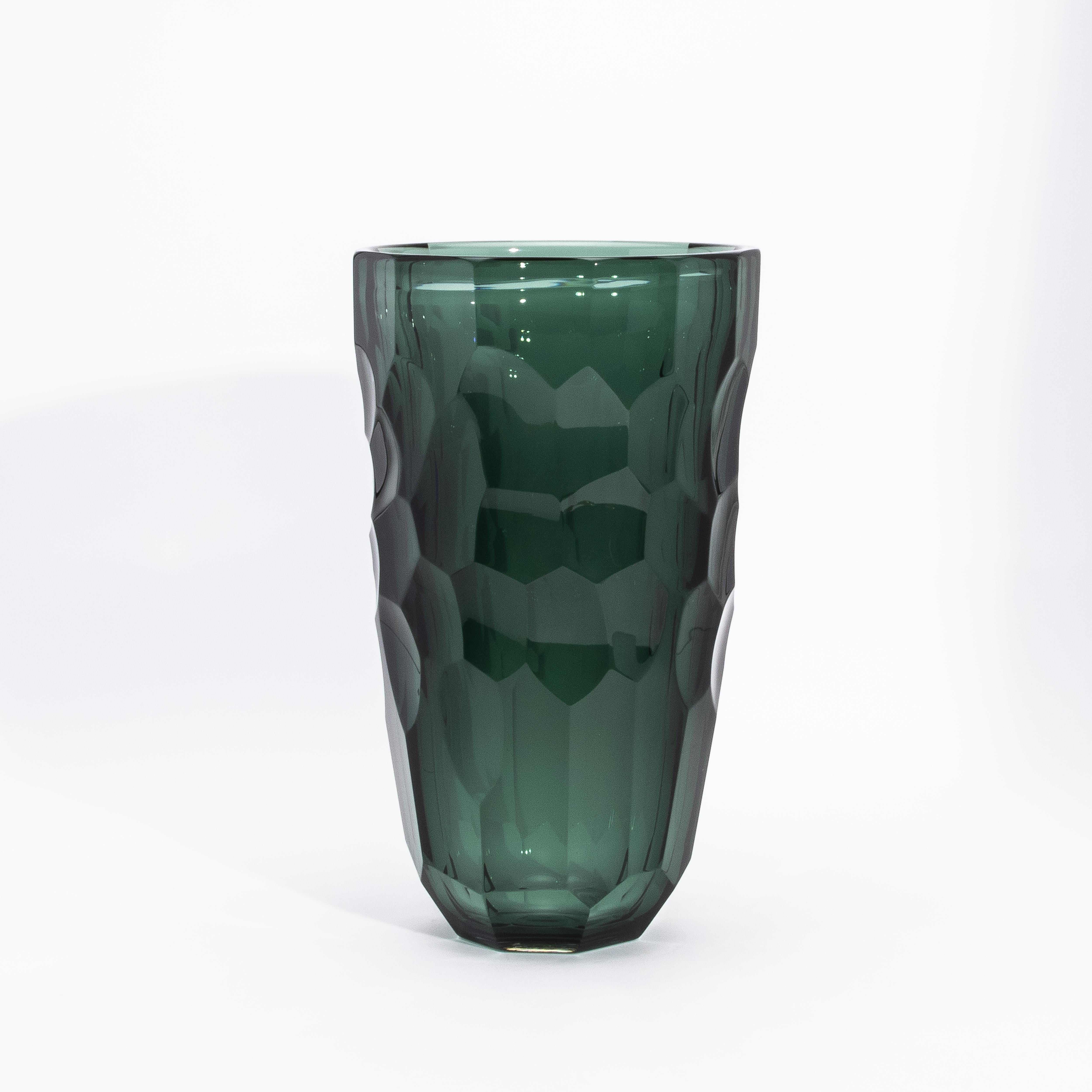Le grand vase moderne à facettes soufflé à la main de Murano, connu sous le nom de vase Luna, un chef-d'œuvre exquis soufflé à la main de Murano, séduit par sa silhouette à facettes et sa profonde teinte vert eucalyptus. Disponible en version large