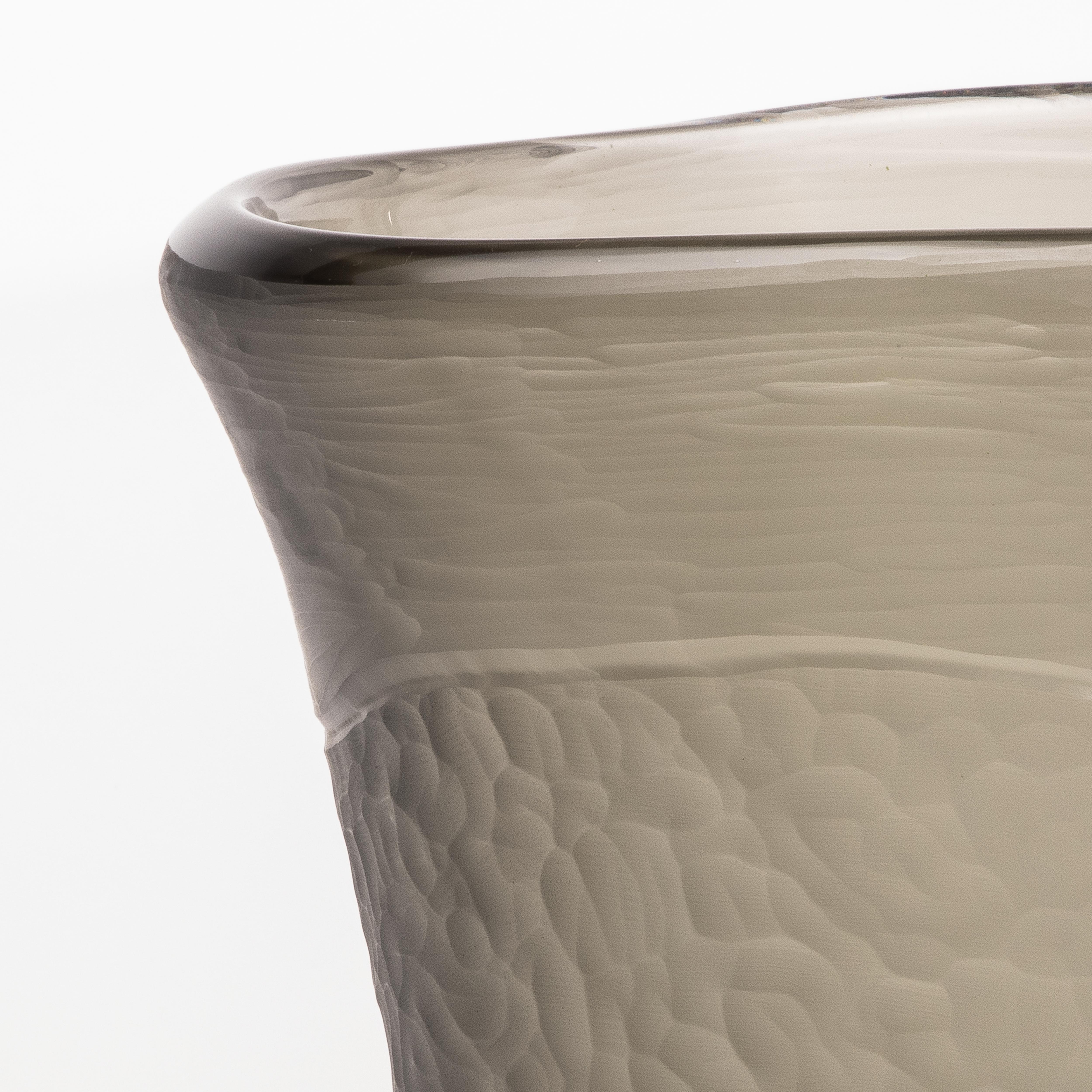 Vaso moderno alto e testurizzato soffiato a mano di Murano in grigio fumo in vendita 2