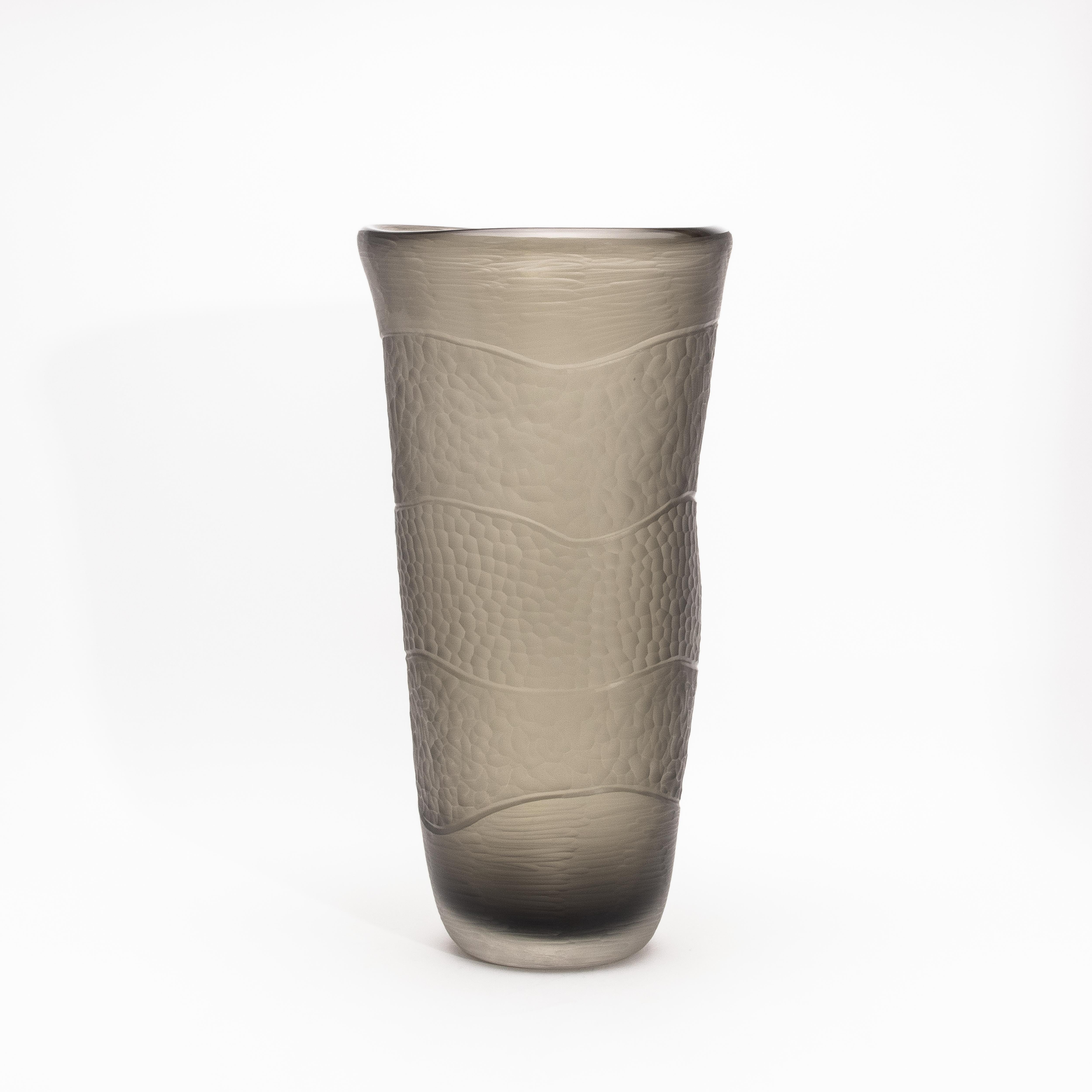 Moderno Vaso moderno alto e testurizzato soffiato a mano di Murano in grigio fumo in vendita