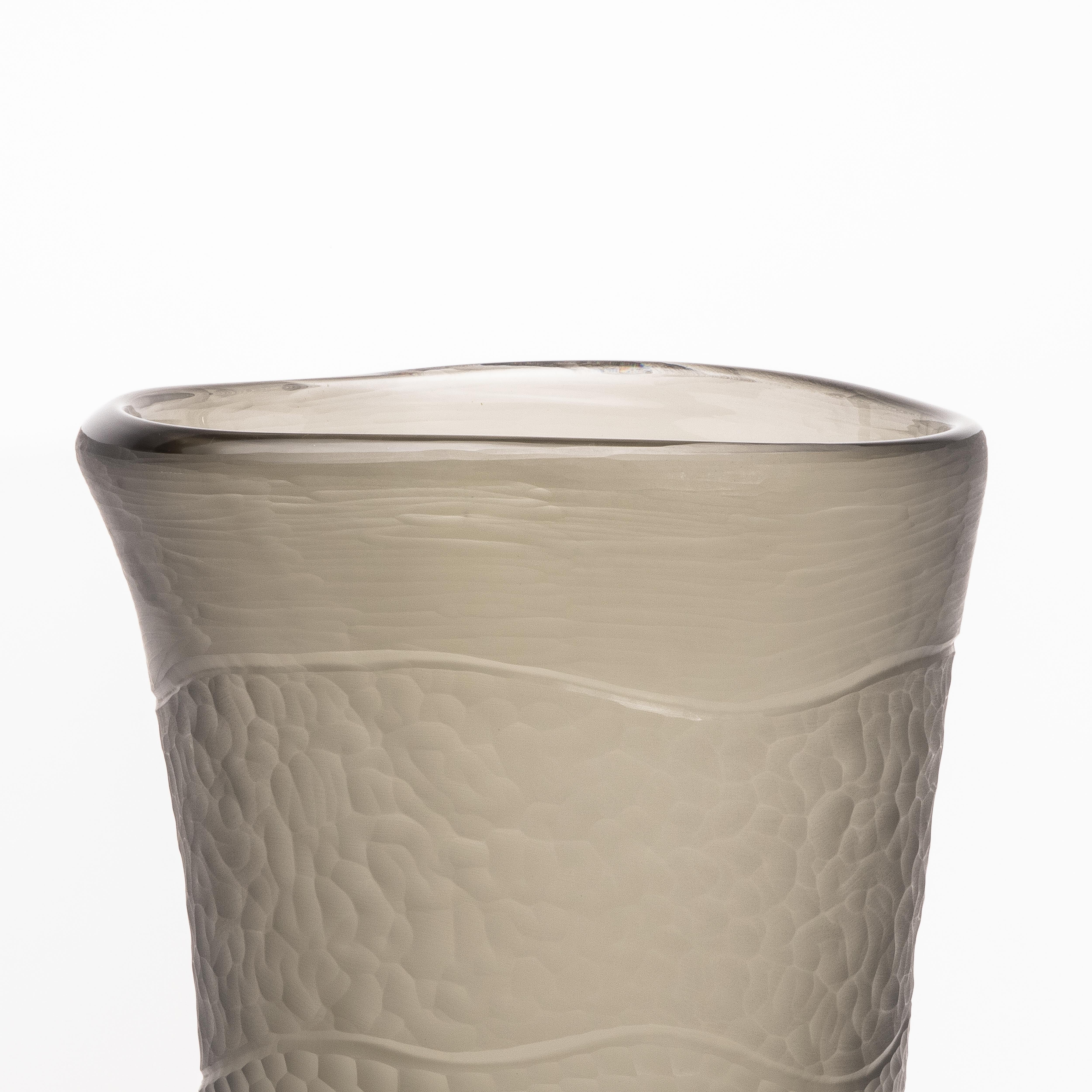 Fatto a mano Vaso moderno alto e testurizzato soffiato a mano di Murano in grigio fumo in vendita