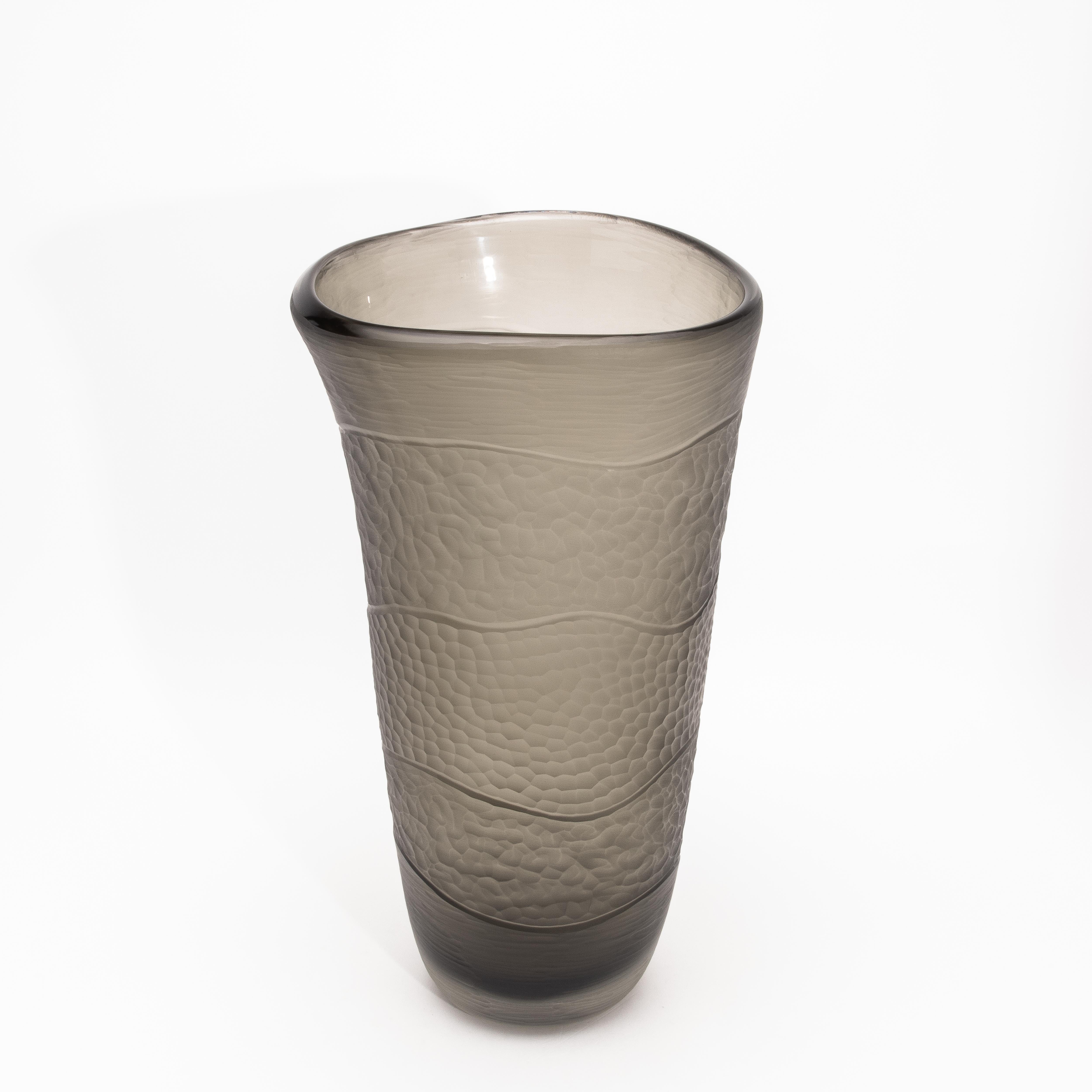 Vaso moderno alto e testurizzato soffiato a mano di Murano in grigio fumo In condizioni Nuovo in vendita a West Hollywood, CA