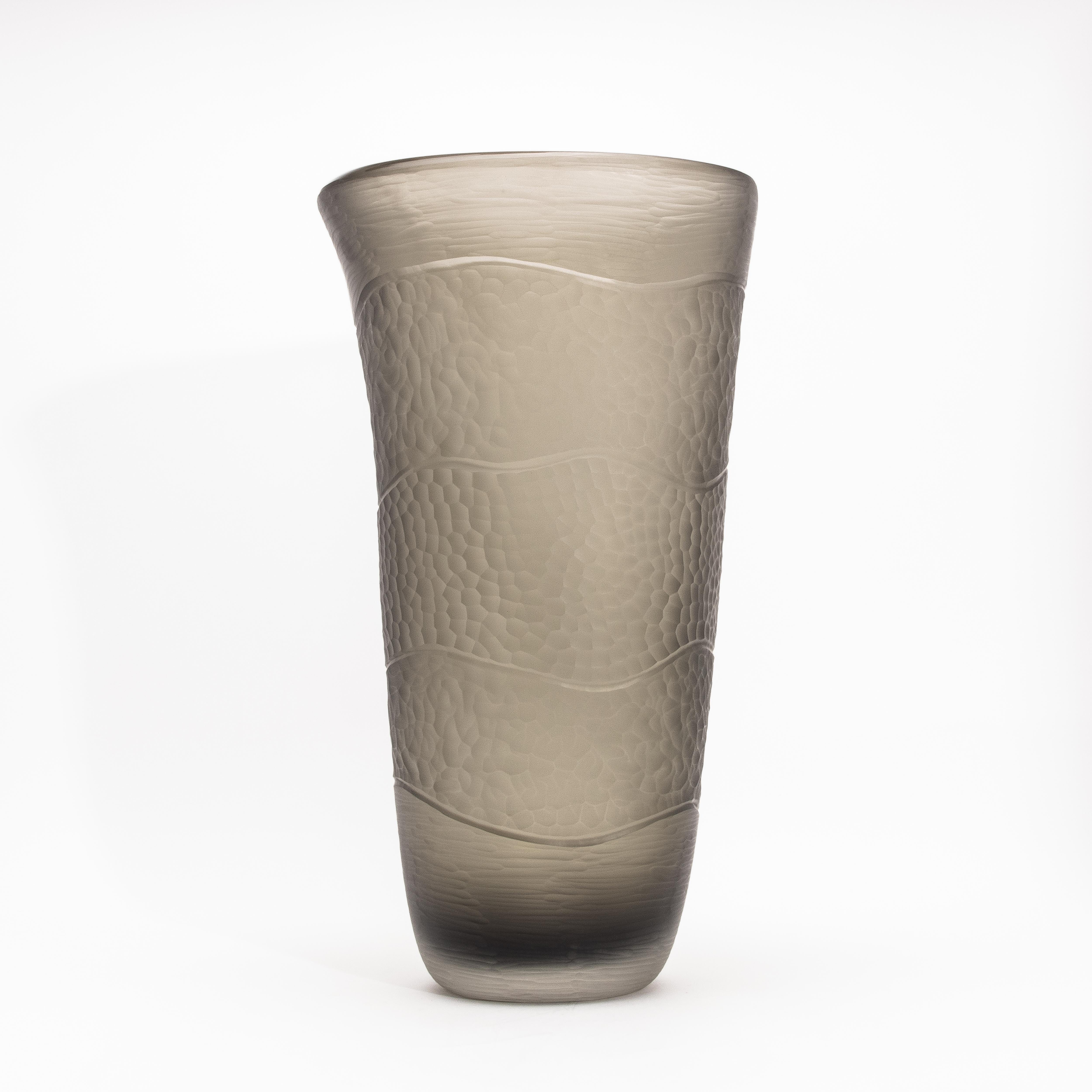 Vaso moderno alto e testurizzato soffiato a mano di Murano in grigio fumo in vendita 1