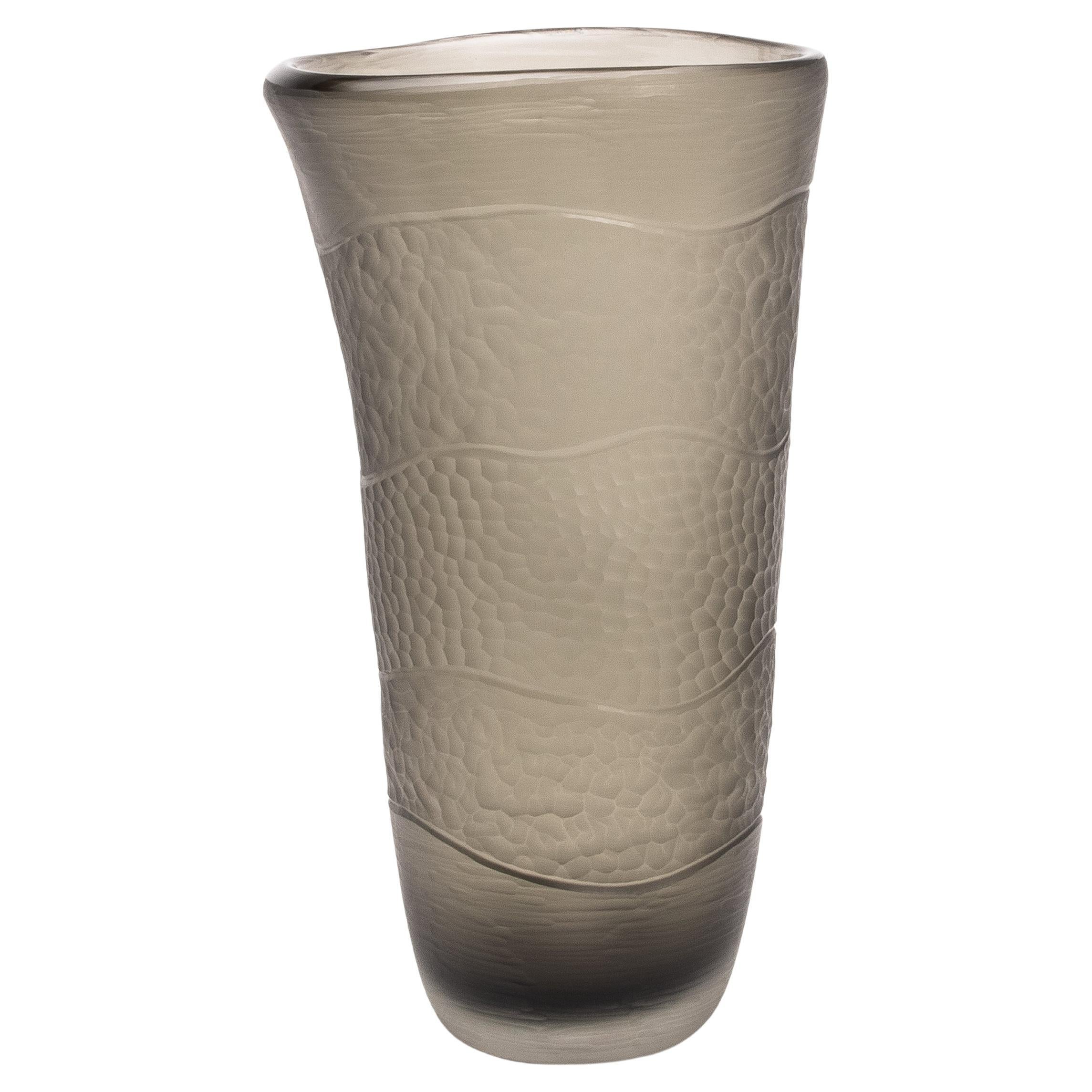 Vaso moderno alto e testurizzato soffiato a mano di Murano in grigio fumo in vendita