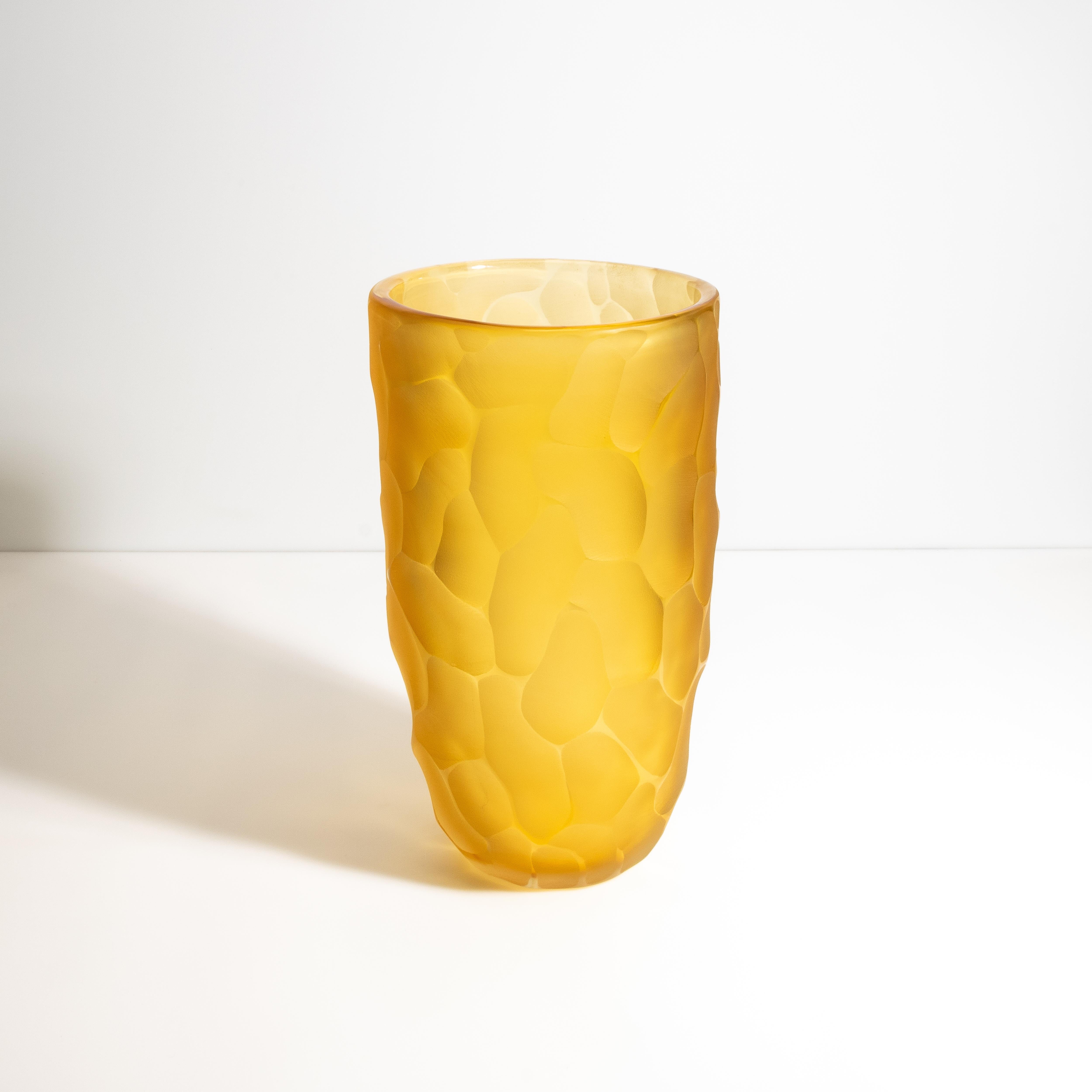 Questo squisito vaso presenta un lussuoso esterno ambrato opaco e bordi smussati lucidi che ricordano un nido d'ape fresco, creando un'esperienza visiva e tattile sorprendente. È un mix perfetto di raffinatezza moderna ed eleganza senza