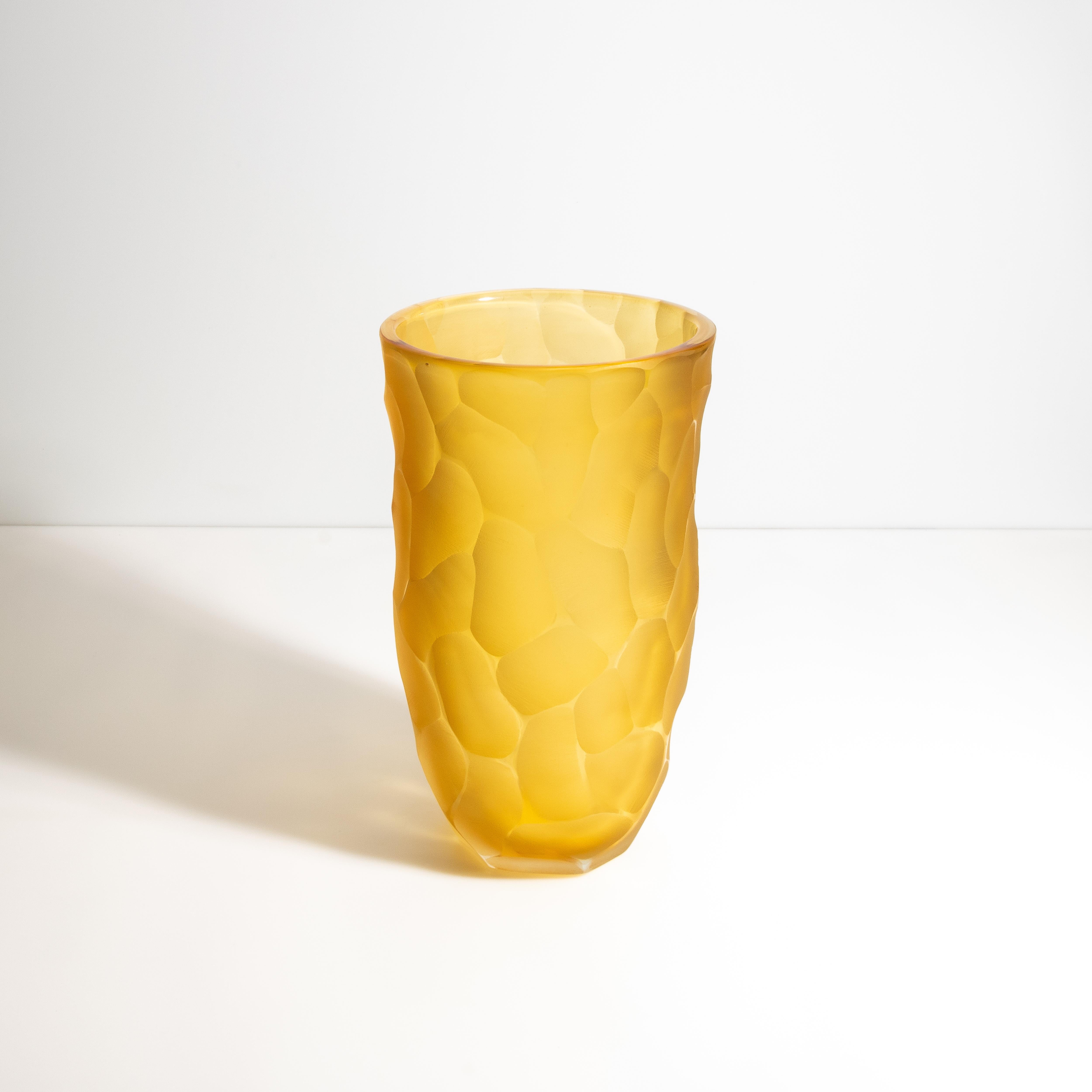 Questo squisito vaso presenta un lussuoso esterno ambrato opaco e bordi smussati lucidi che ricordano un nido d'ape fresco, creando un'esperienza visiva e tattile sorprendente. È un mix perfetto di raffinatezza moderna ed eleganza senza