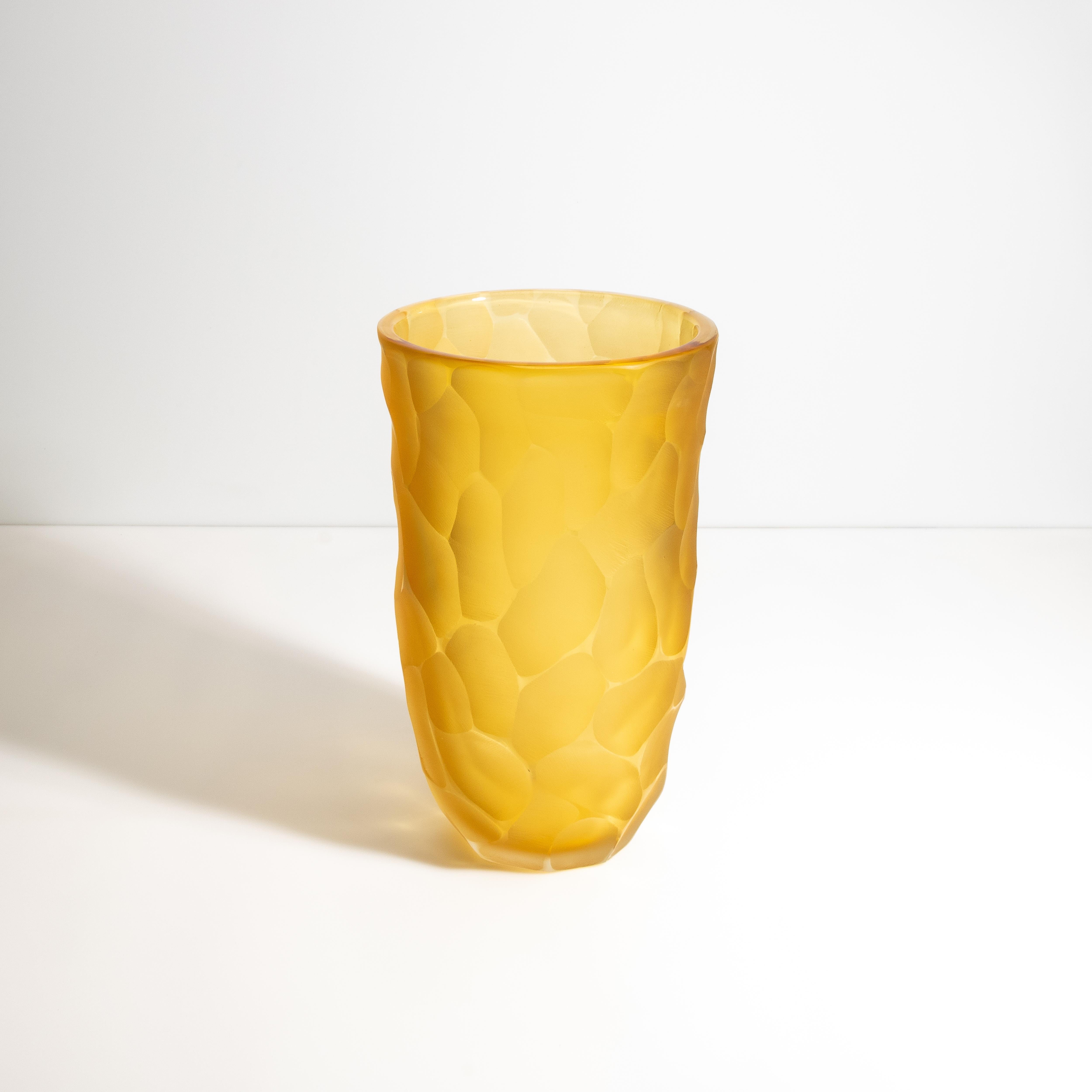 Moderno Vaso a luna di Murano soffiato a mano in ambra S in vendita