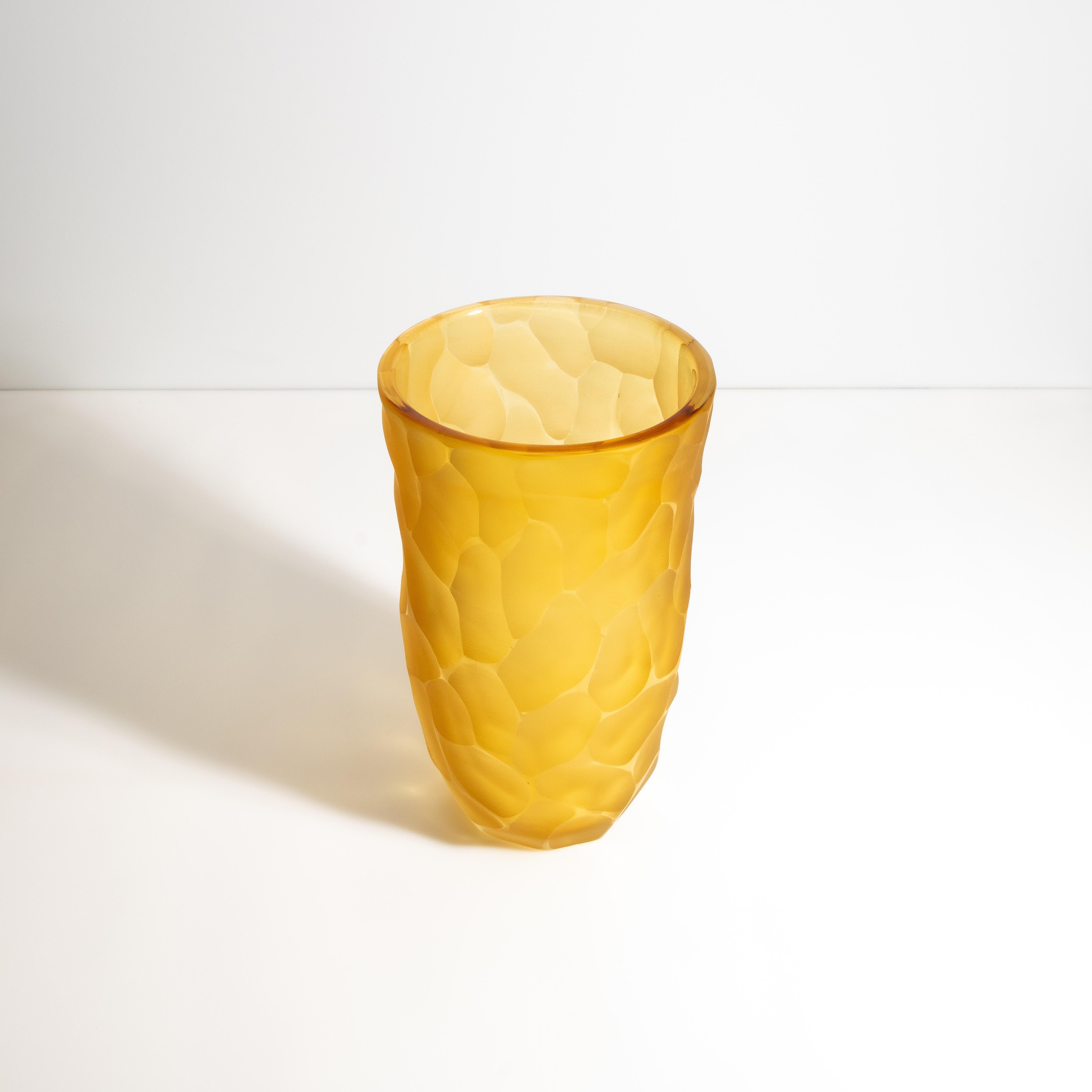 Italiano Vaso a luna di Murano soffiato a mano in ambra S in vendita