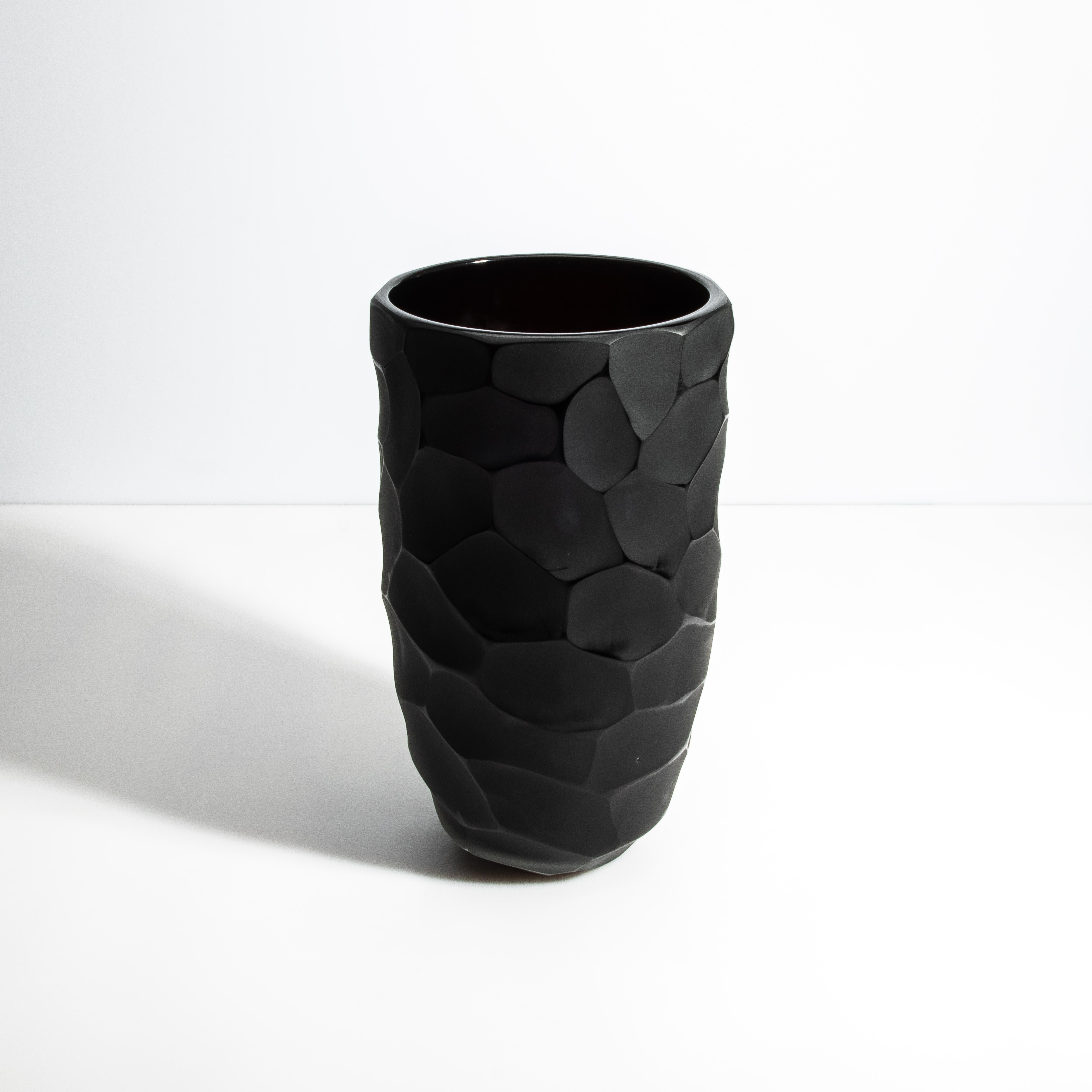 Questo squisito vaso presenta un lussuoso esterno nero onice opaco con bordi smussati lucidi che imitano la struttura delle rocce lunari, creando un'esperienza visiva e tattile sorprendente. È un mix perfetto di raffinatezza moderna ed eleganza