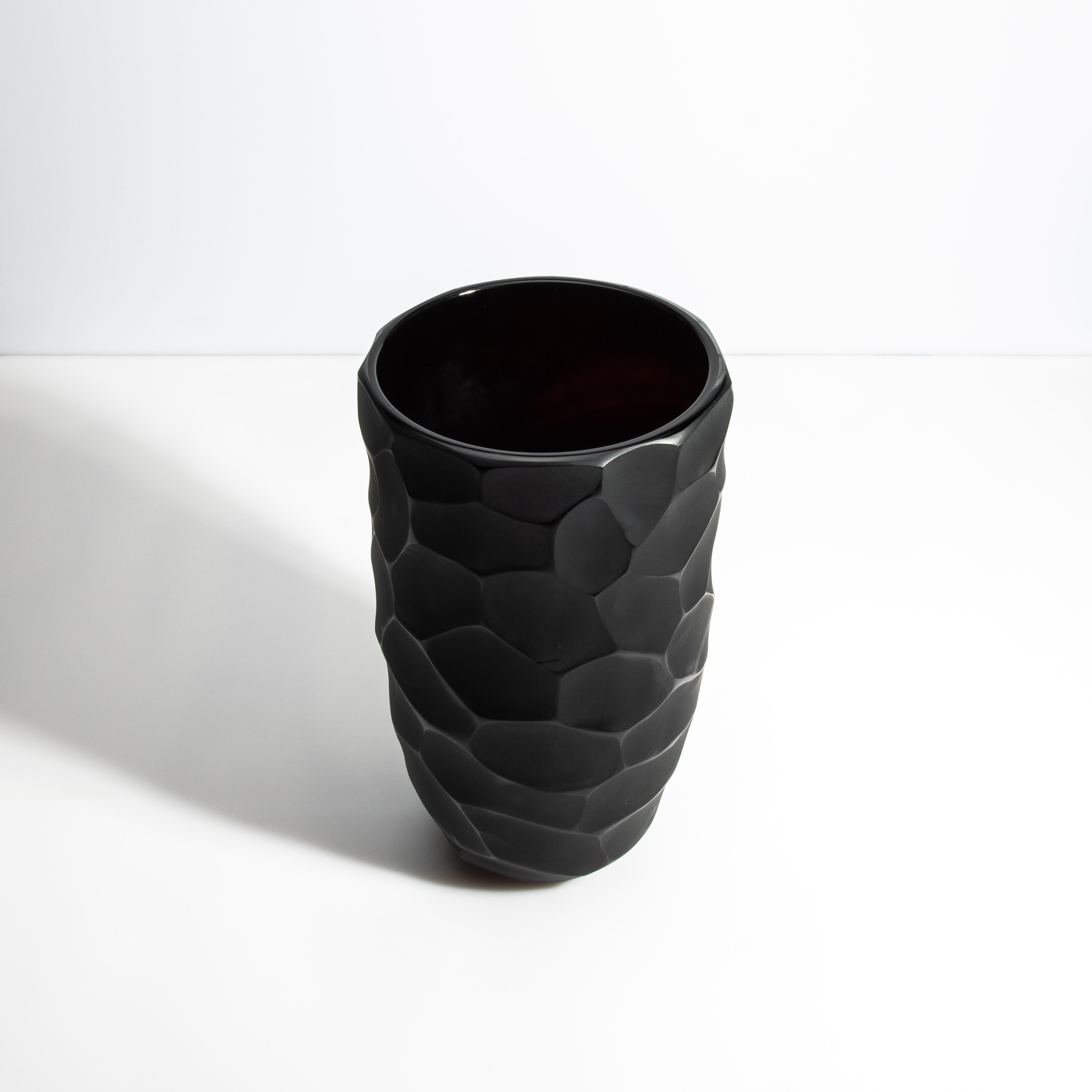 Moderno Vaso a luna di Murano soffiato a mano in nero medio in vendita