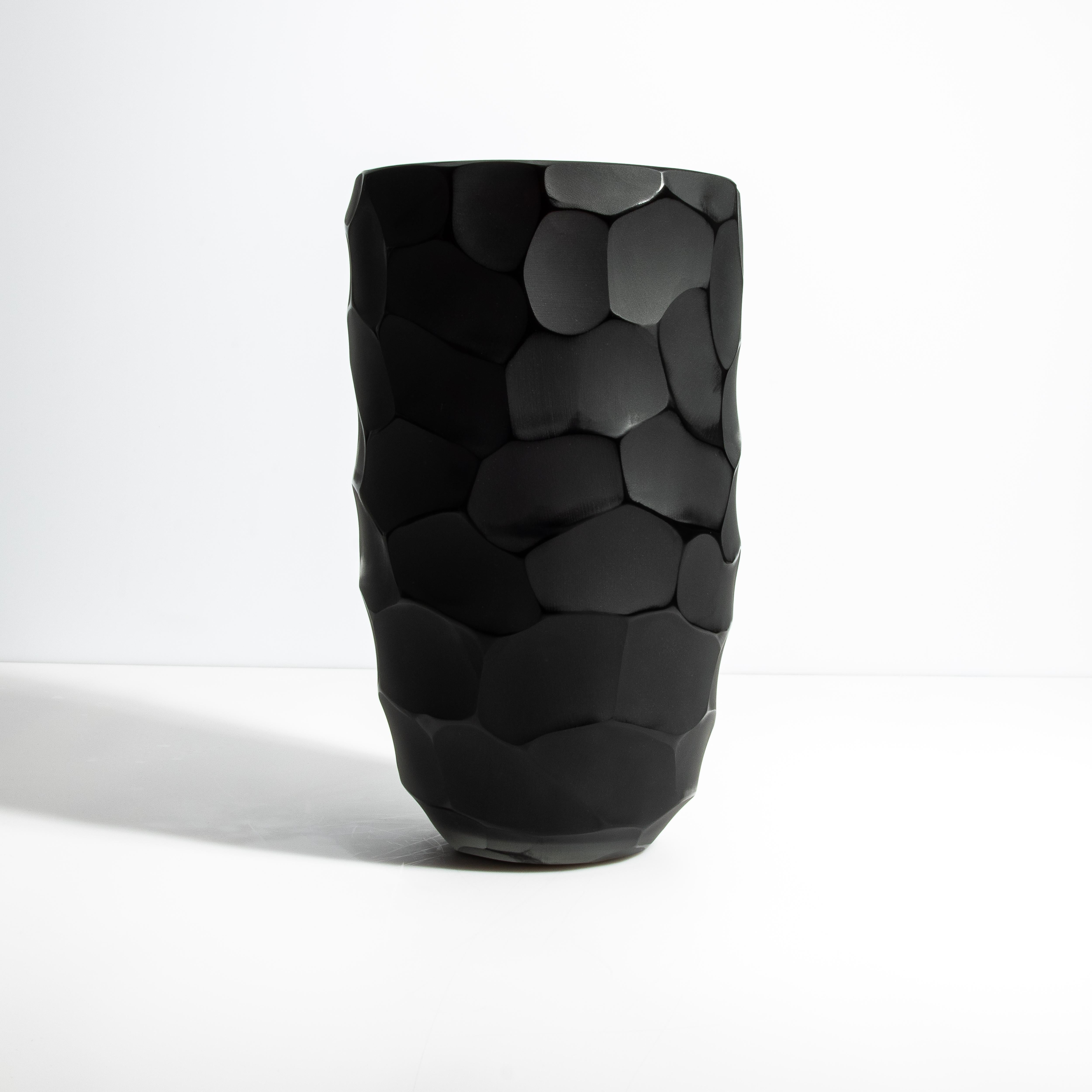 Fatto a mano Vaso a luna di Murano soffiato a mano in nero medio in vendita