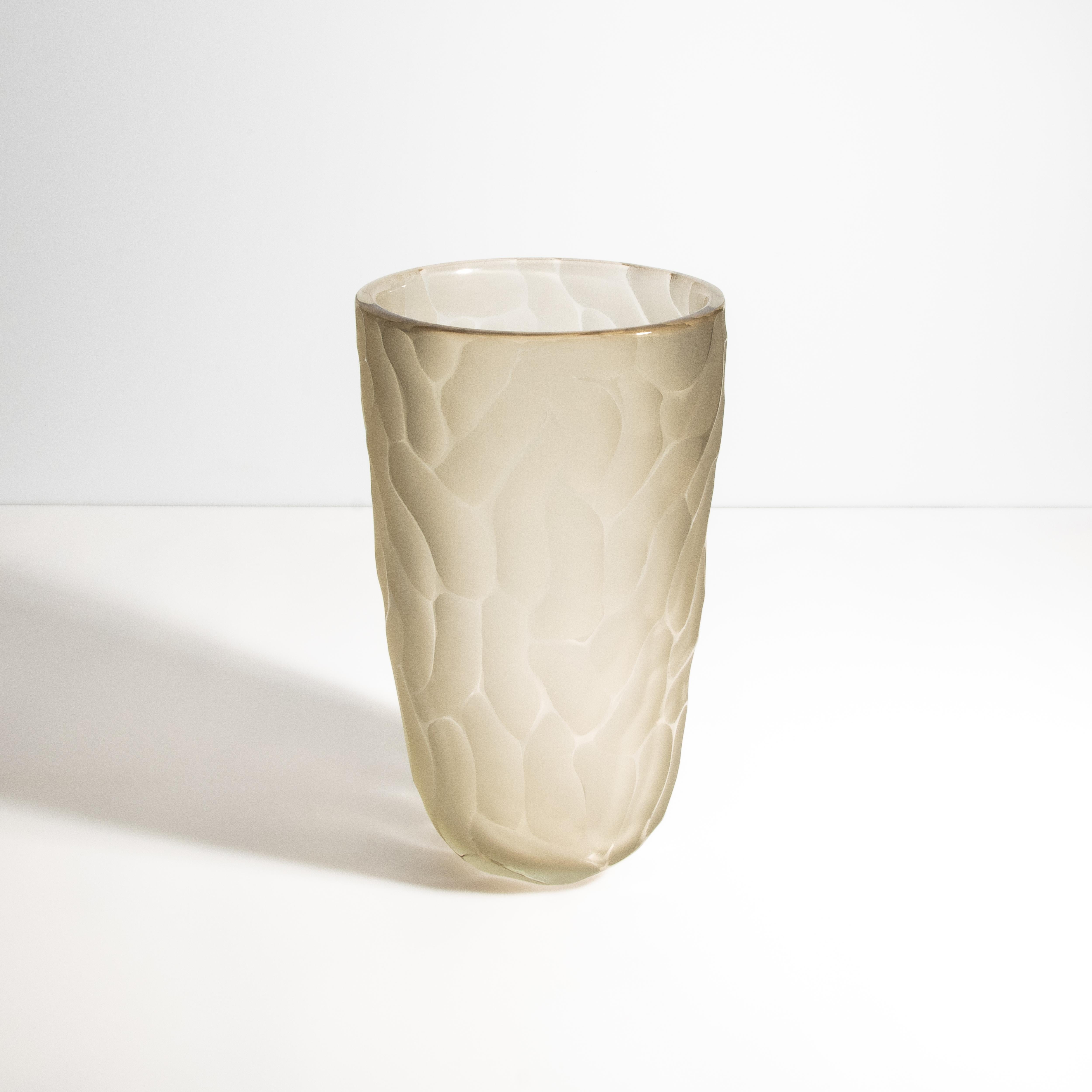 Questo squisito vaso presenta un lussuoso esterno in oro opaco con bordi smussati lucidi che ricordano il miglior vino bianco toscano, creando un'esperienza visiva e tattile di grande impatto. È un mix perfetto di raffinatezza moderna ed eleganza